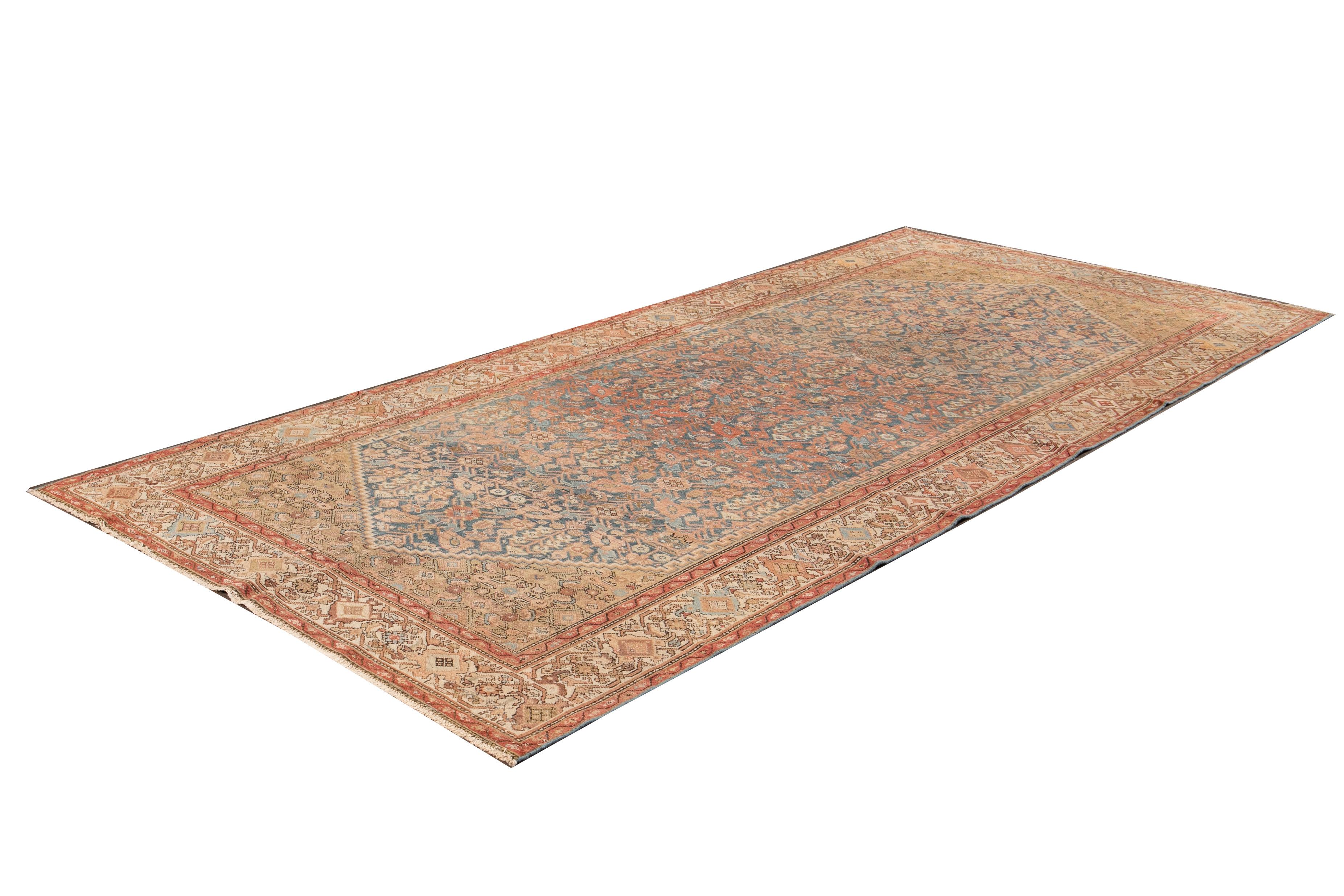 Schöner antiker persischer Malayer-Läufer mit rostbraunem Feld und Allover-Muster mit blauen Akzenten.

Dieser Teppich misst 5' 3