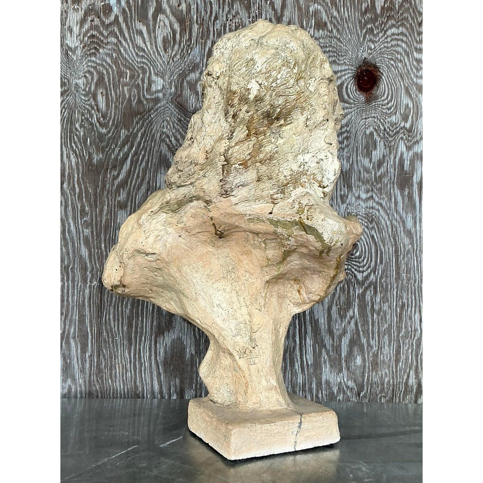 Questo squisito busto in gesso in stile Regency cattura la grazia e l'eleganza della ritrattistica classica. Con i tratti del viso finemente scolpiti, i riccioli fluenti e la scollatura intricatamente drappeggiata, questa figura maestosa emana una