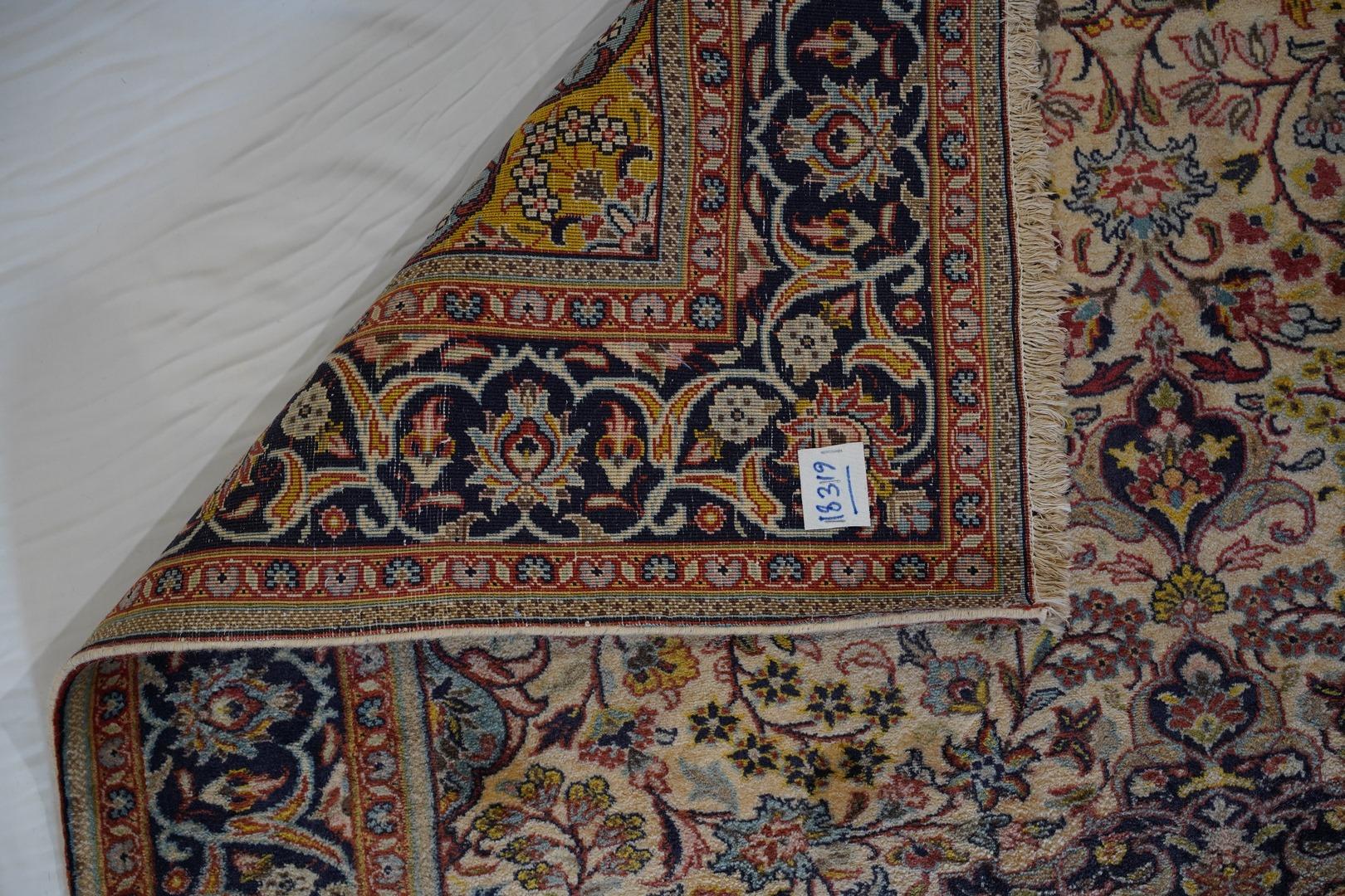 Vintage, halb antiker Isfahan des frühen 20. Jahrhunderts, Lammfell, weiche Farben, Pastell im Angebot 4