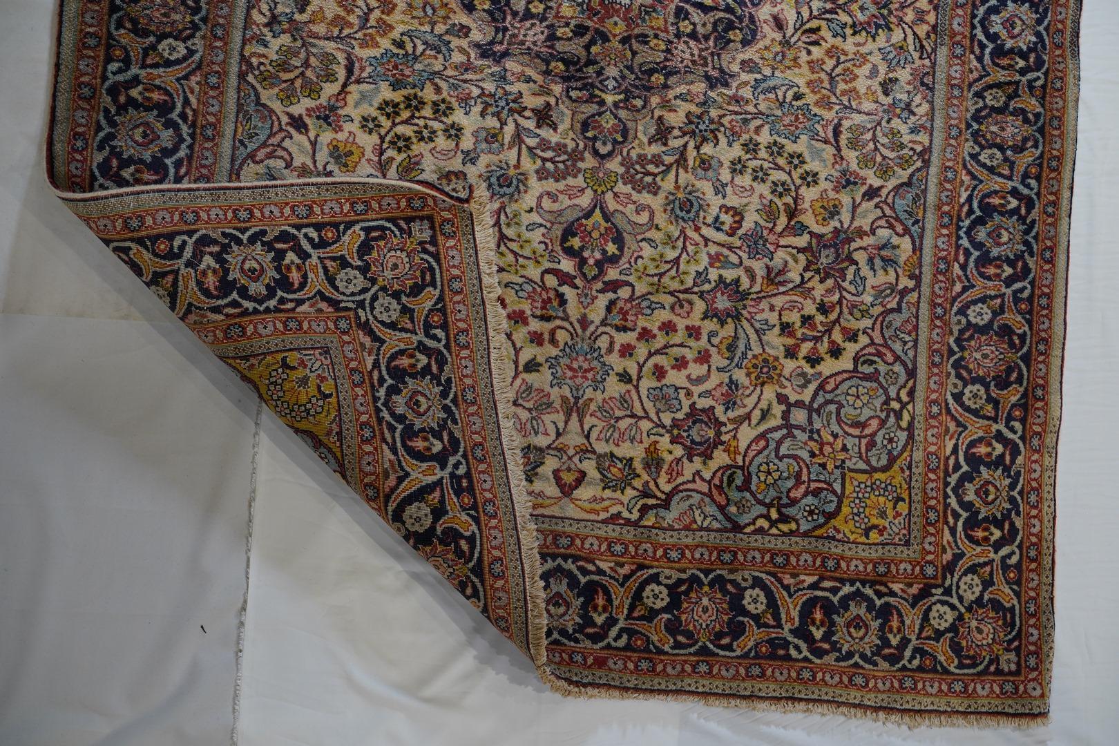 Vintage, halb antiker Isfahan des frühen 20. Jahrhunderts, Lammfell, weiche Farben, Pastell (Persisch) im Angebot