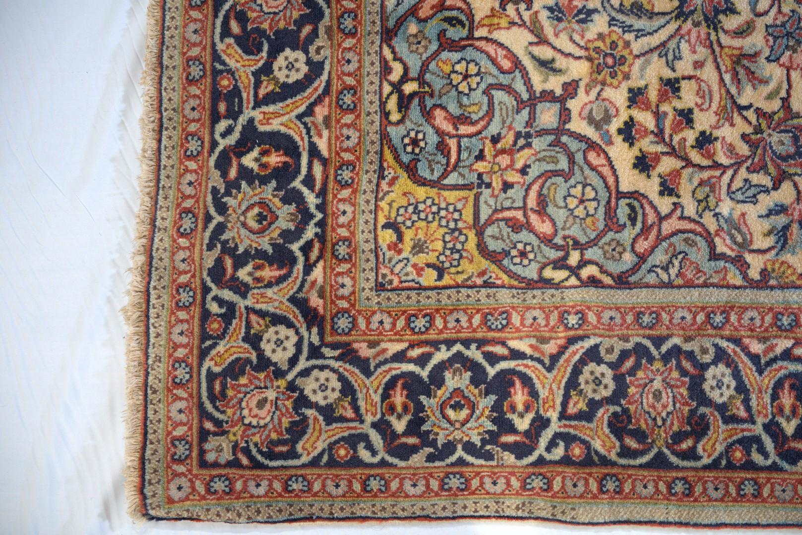 Vintage, halb antiker Isfahan des frühen 20. Jahrhunderts, Lammfell, weiche Farben, Pastell (Handgewebt) im Angebot