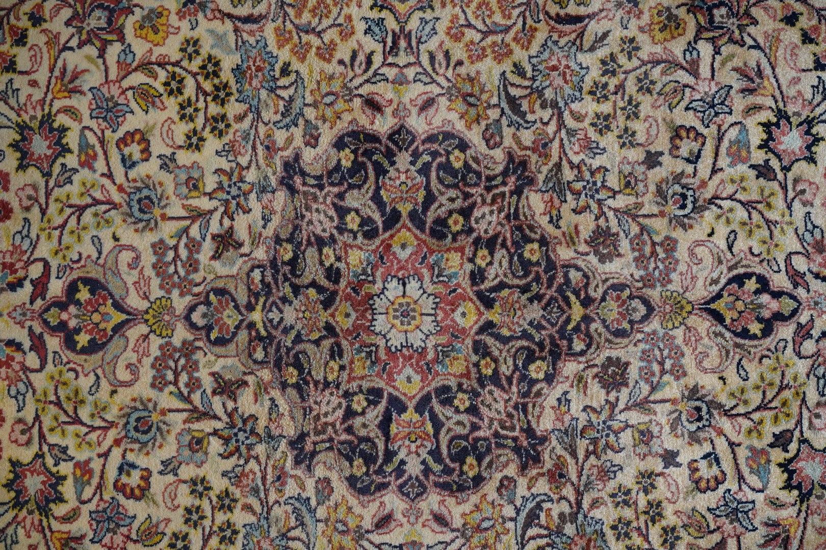 Vintage, halb antiker Isfahan des frühen 20. Jahrhunderts, Lammfell, weiche Farben, Pastell (Wolle) im Angebot