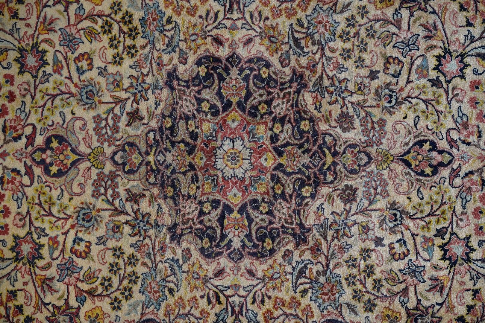 Vintage, halb antiker Isfahan des frühen 20. Jahrhunderts, Lammfell, weiche Farben, Pastell im Angebot 1