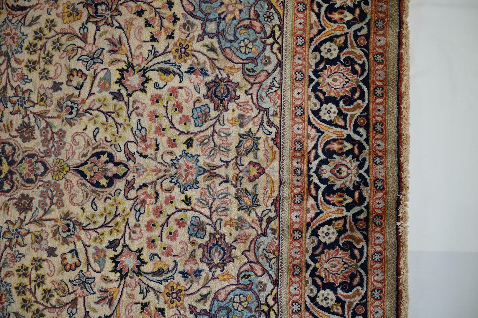 Vintage, halb antiker Isfahan des frühen 20. Jahrhunderts, Lammfell, weiche Farben, Pastell im Angebot 2