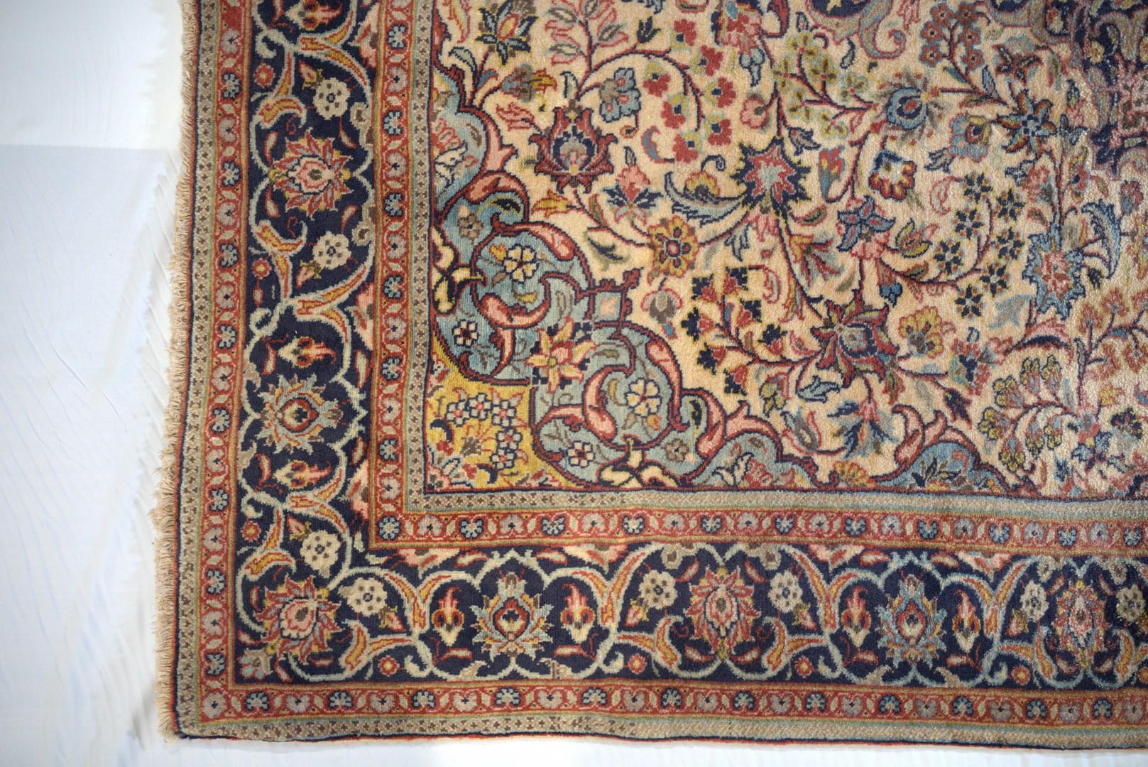 Vintage, halb antiker Isfahan des frühen 20. Jahrhunderts, Lammfell, weiche Farben, Pastell im Angebot 3