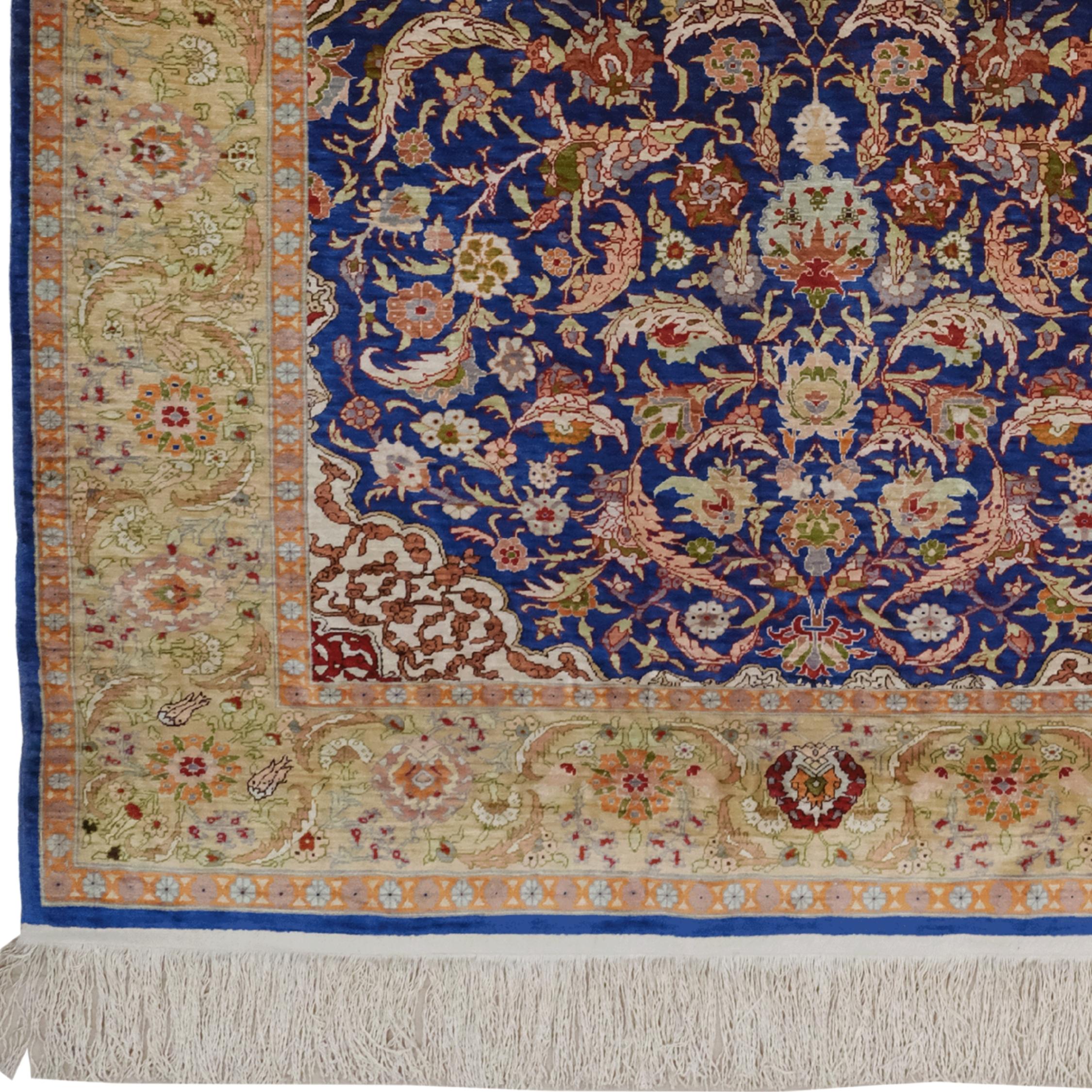 Entra in un mondo in cui l'arte e il lusso si fondono con questo affascinante tappeto di seta dei primi del Novecento, proveniente dalla rinomata tradizione di tessitura di Hereke in Turchia. Hereke, rinomata per la tessitura di palazzi nell'Impero