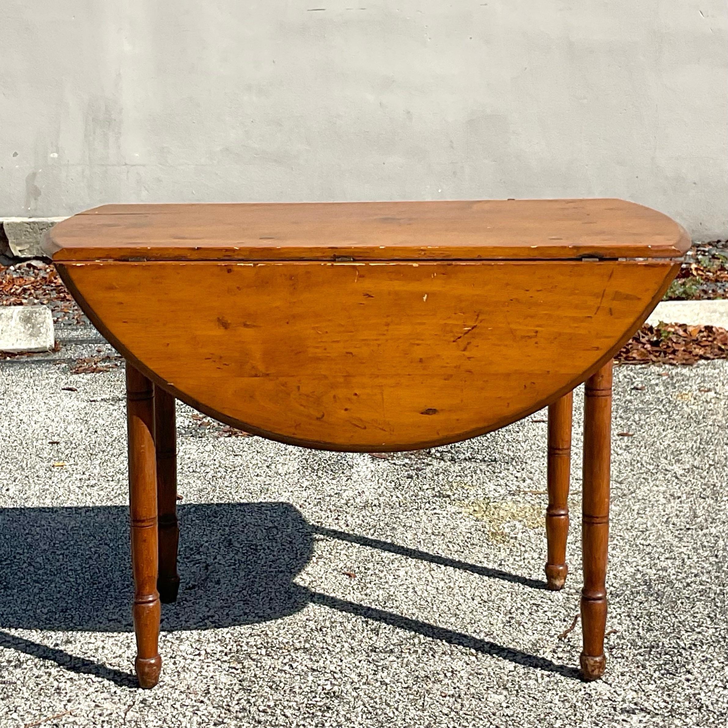 Early 20th Century Vintage Turned Leg Drop Leaf Table In Good Condition For Sale In west palm beach, FL