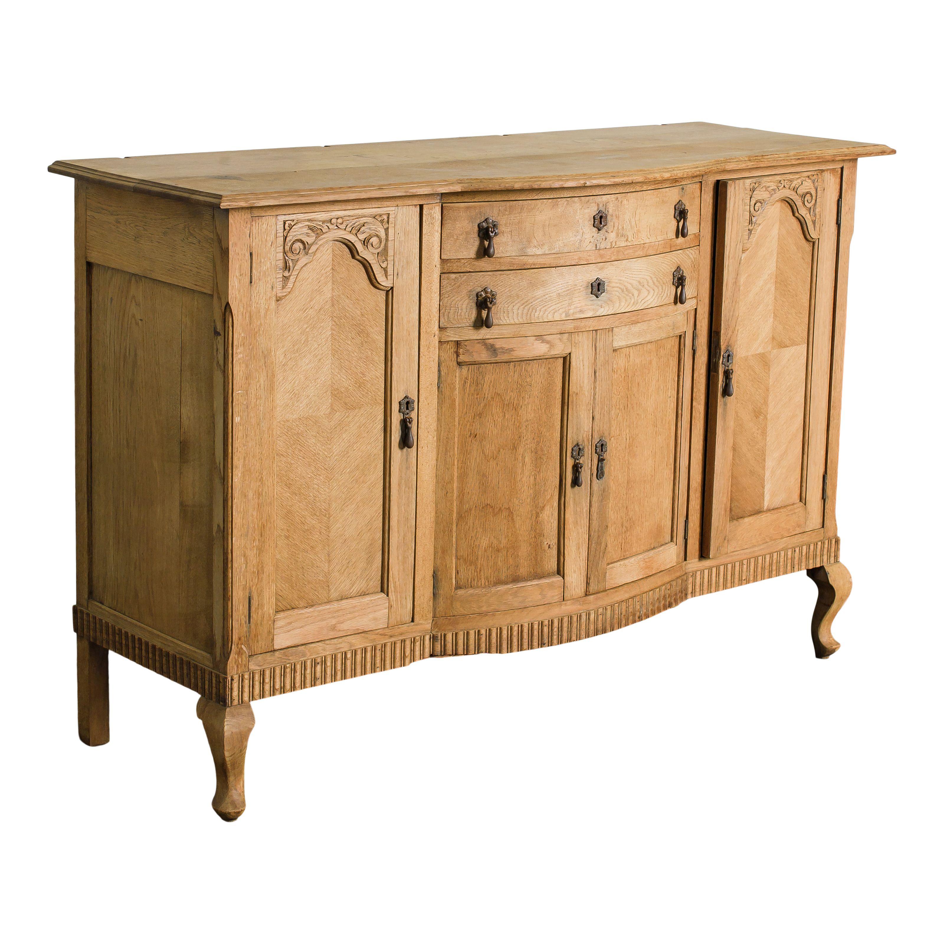 Questa bellissima credenza in legno è stata importata dalla Francia ed è stata realizzata all'inizio del XIX secolo in Francia. Questo pezzo ha una bellissima facciata, con dettagli particolareggiati e senza tempo, tra cui un motivo a diamante,