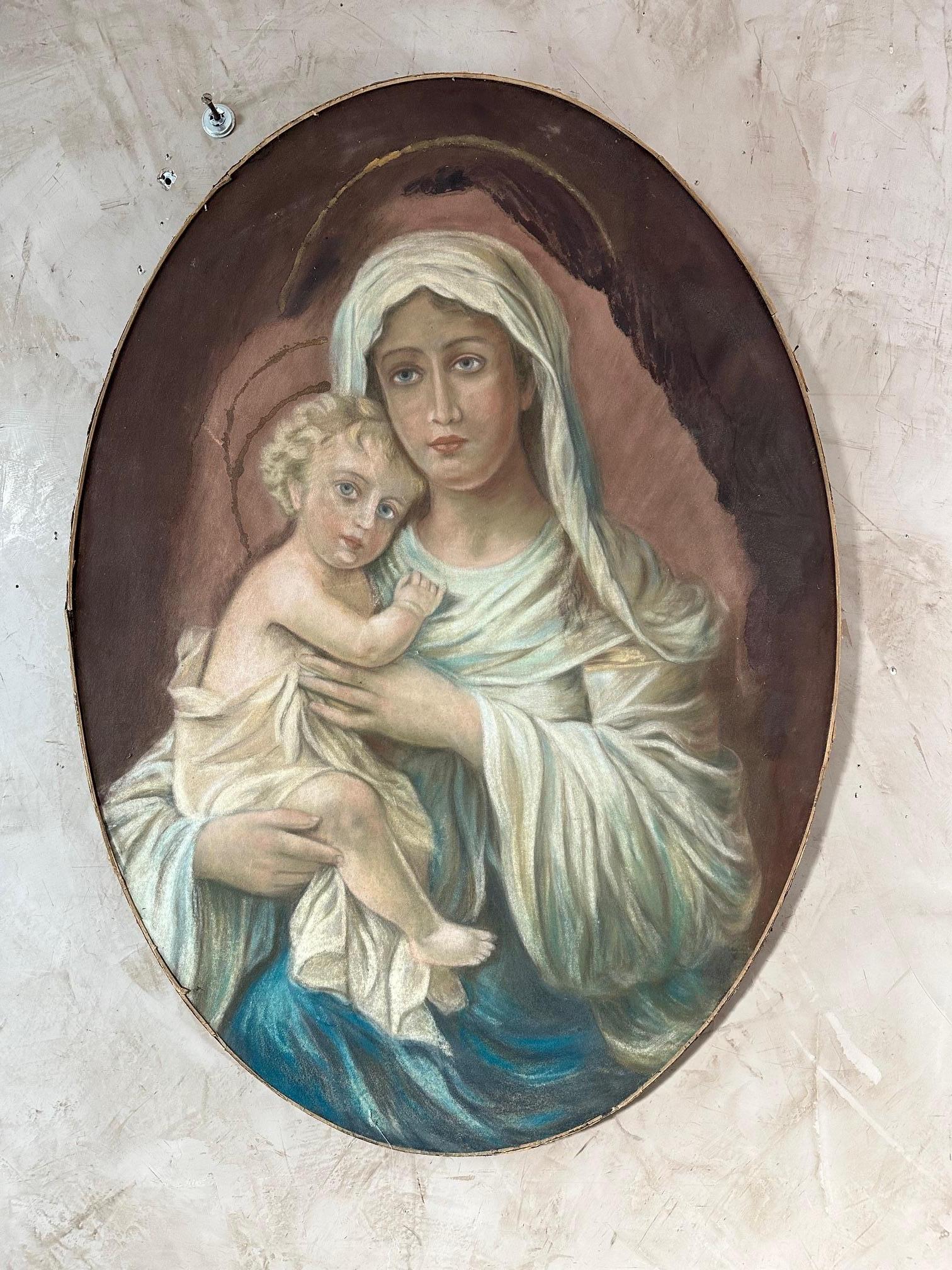 Precioso cuadro medallón al pastel sobre lienzo que representa a la Virgen con el Niño. Data de principios del siglo XX, 1900. 
Sobre bastidor de madera. Papel original que rodea el marco deteriorado, acorde con su antigüedad.
Sin firma. Para los