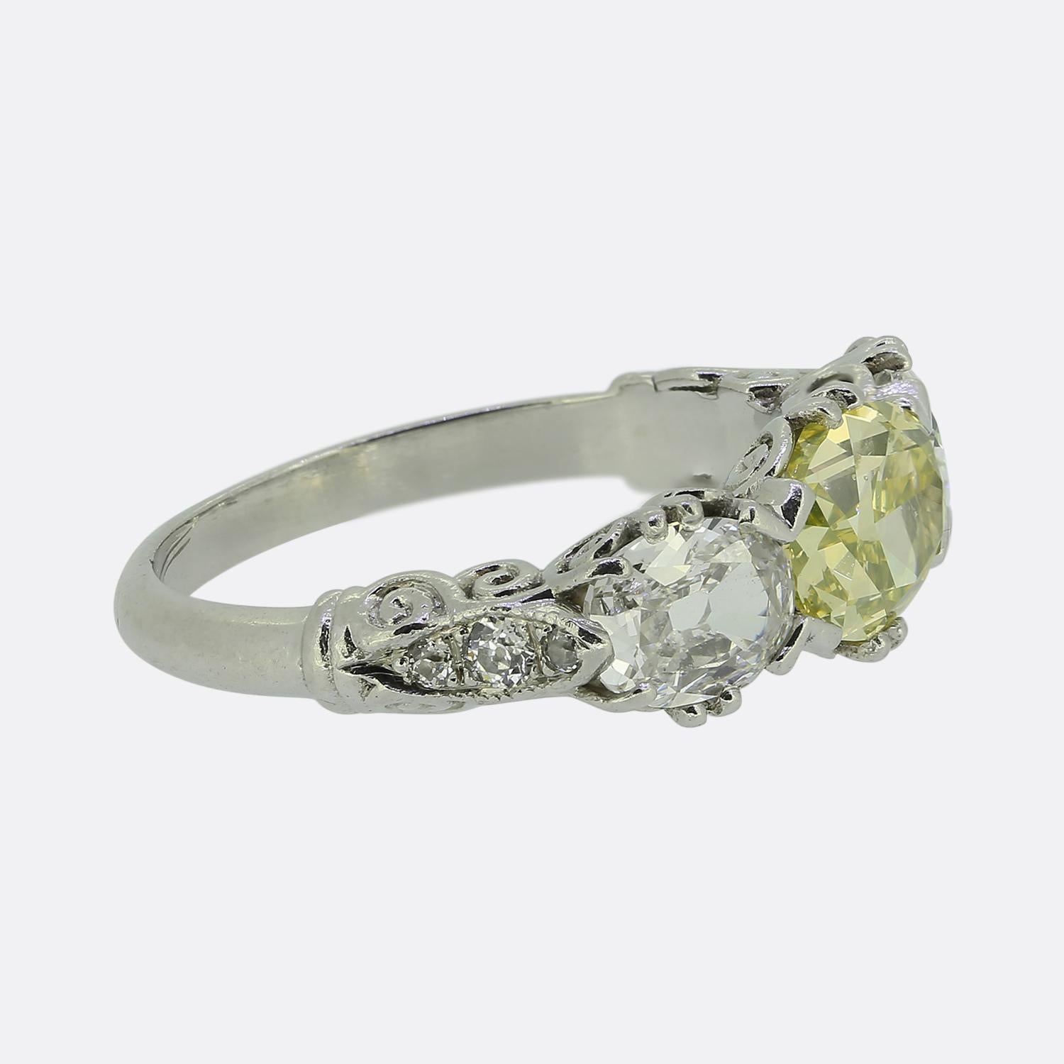 Édouardien Début du 20e siècle Vivid Yellow Green Diamond Three-Stone Ring (bague à trois pierres) en vente