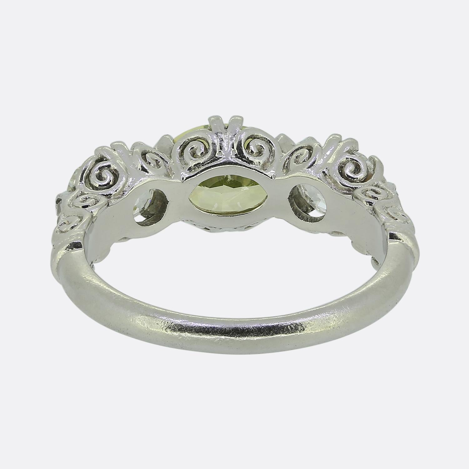 Taille ovale Début du 20e siècle Vivid Yellow Green Diamond Three-Stone Ring (bague à trois pierres) en vente