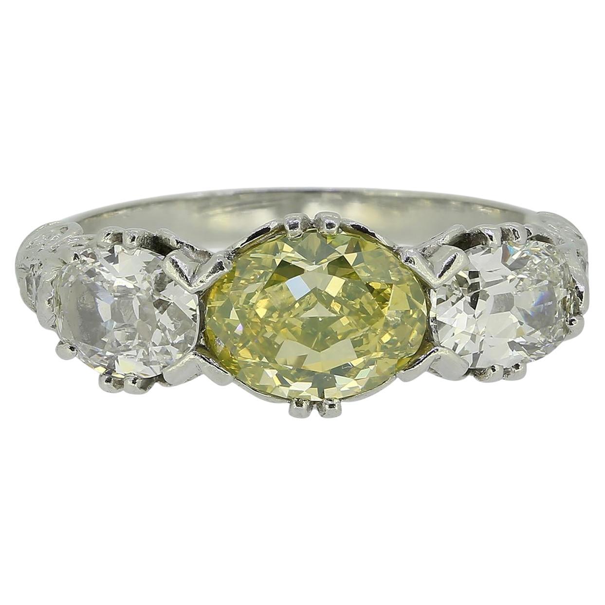 Début du 20e siècle Vivid Yellow Green Diamond Three-Stone Ring (bague à trois pierres) en vente