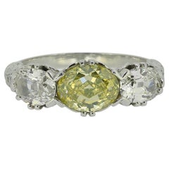 Début du 20e siècle Vivid Yellow Green Diamond Three-Stone Ring (bague à trois pierres)
