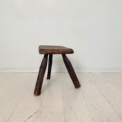 Tabouret de traite à trois pieds en frêne et pin Wabi Sabi:: début du 20e siècle:: vers 1910