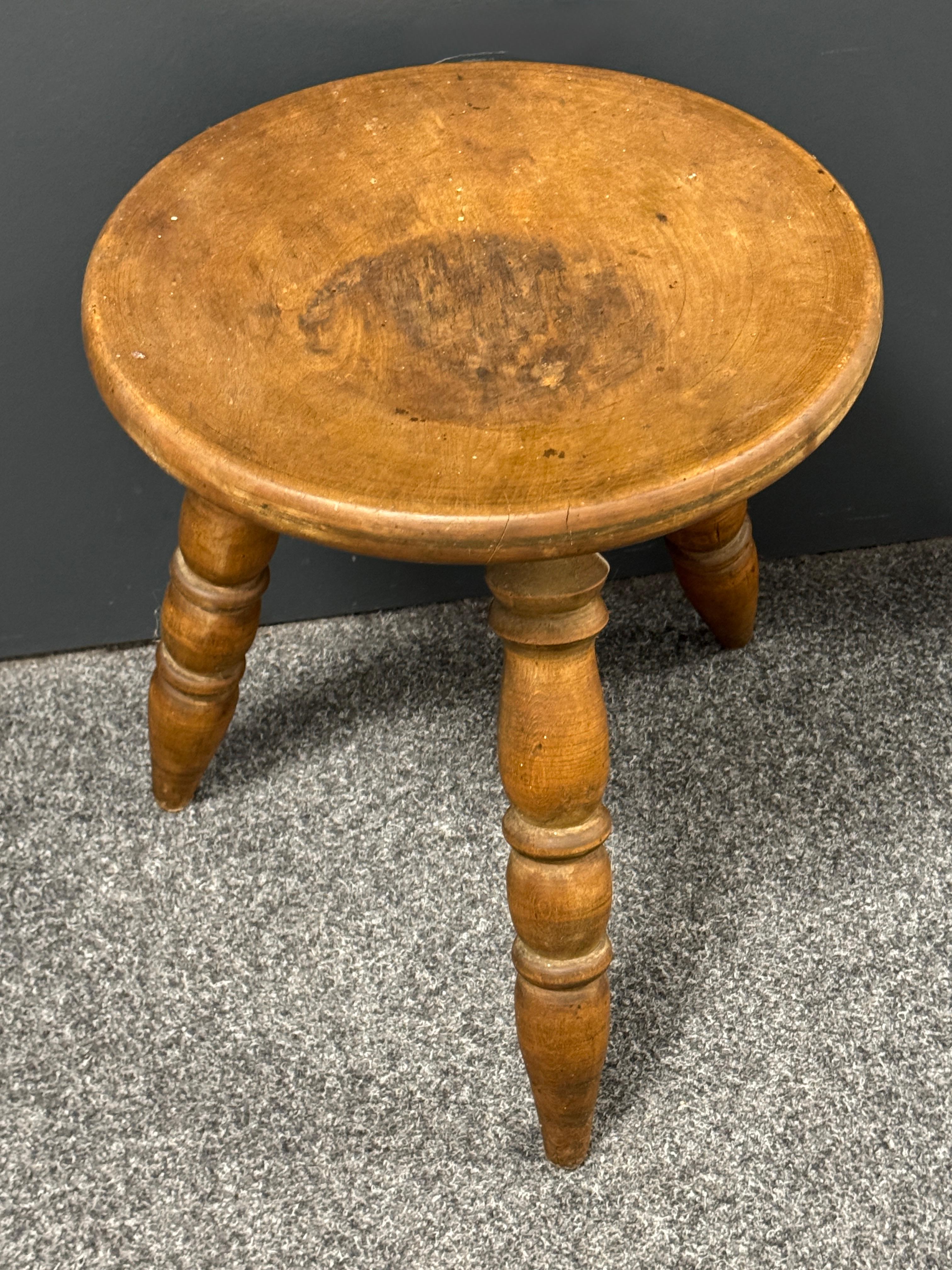 Wabi Sabi Hocker mit 3 Beinen aus dem frühen 20. Jahrhundert, Österreich um 1920 - 1900 im Angebot 2