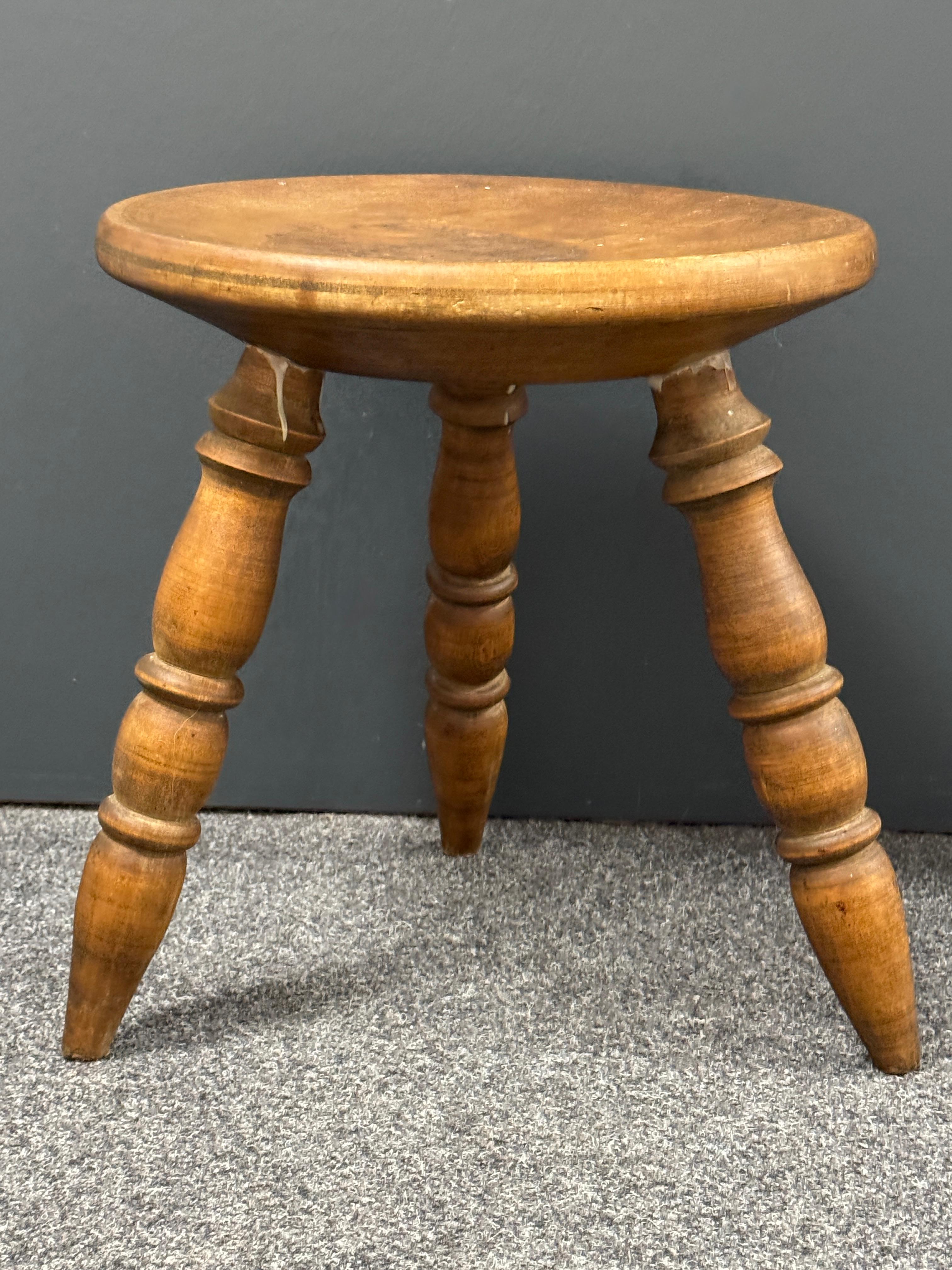 Wabi Sabi Hocker mit 3 Beinen aus dem frühen 20. Jahrhundert, Österreich um 1920 - 1900 im Angebot 3