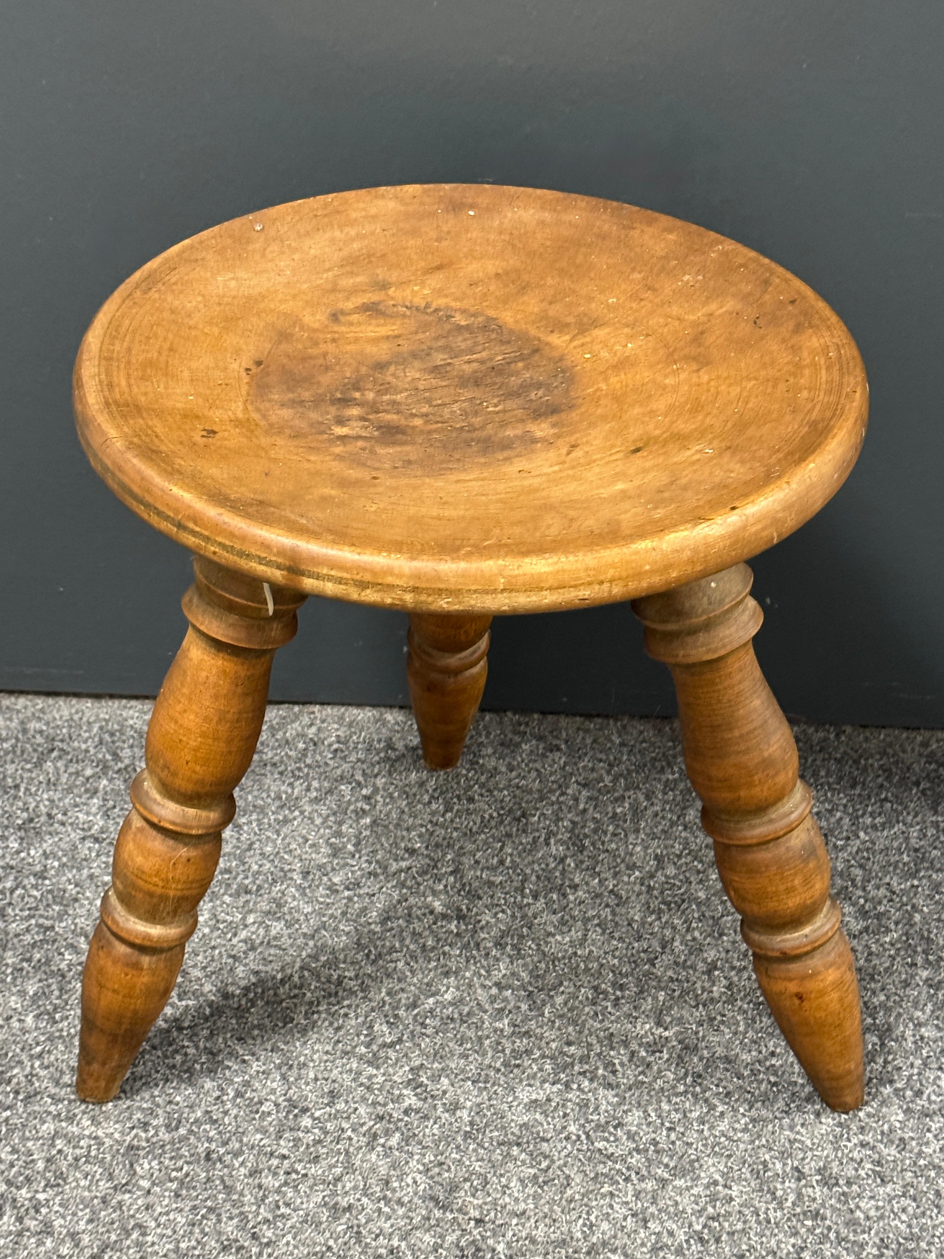 Wabi Sabi Hocker mit 3 Beinen aus dem frühen 20. Jahrhundert, Österreich um 1920 - 1900 im Angebot 4