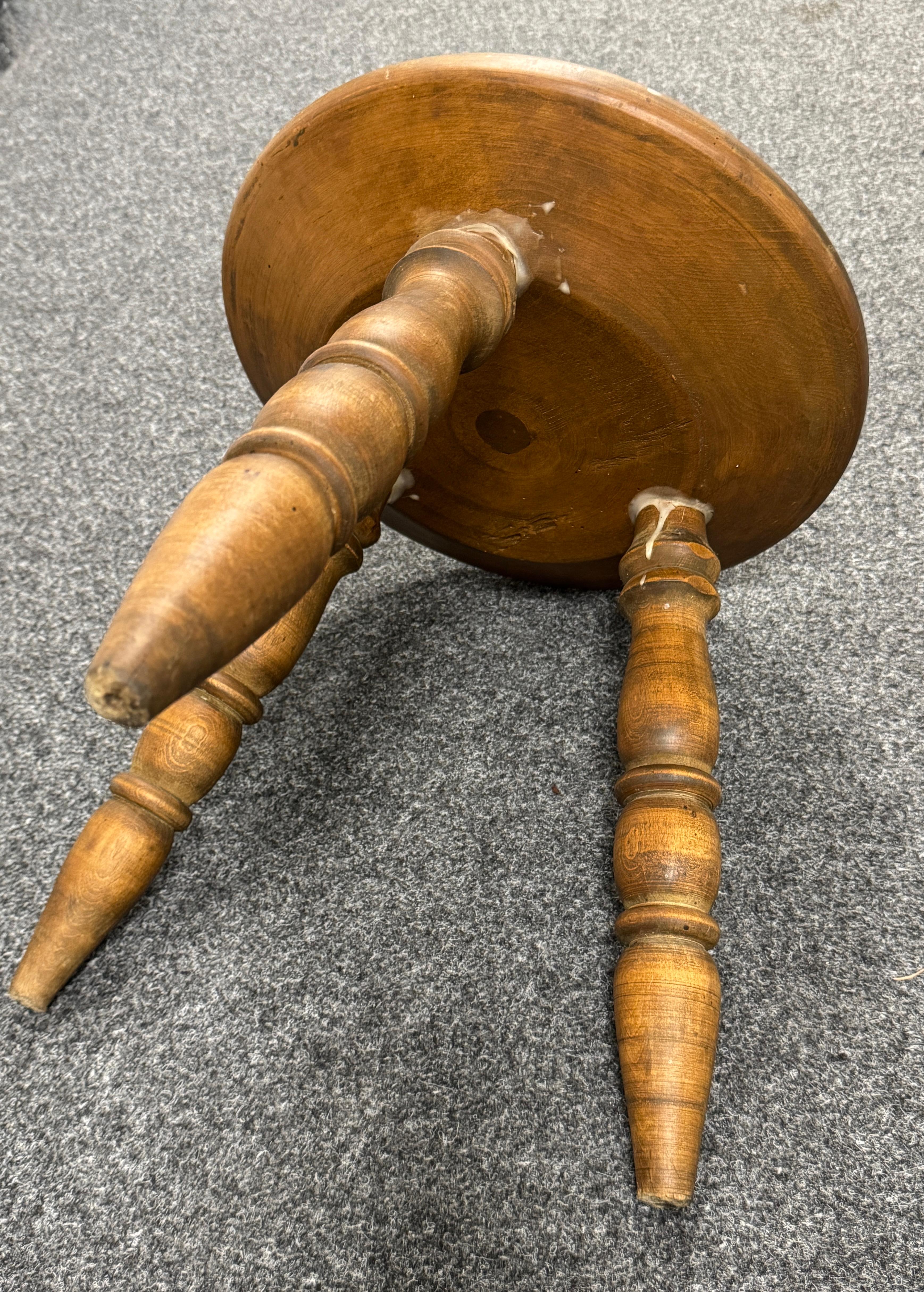 Wabi Sabi Hocker mit 3 Beinen aus dem frühen 20. Jahrhundert, Österreich um 1920 - 1900 im Angebot 5