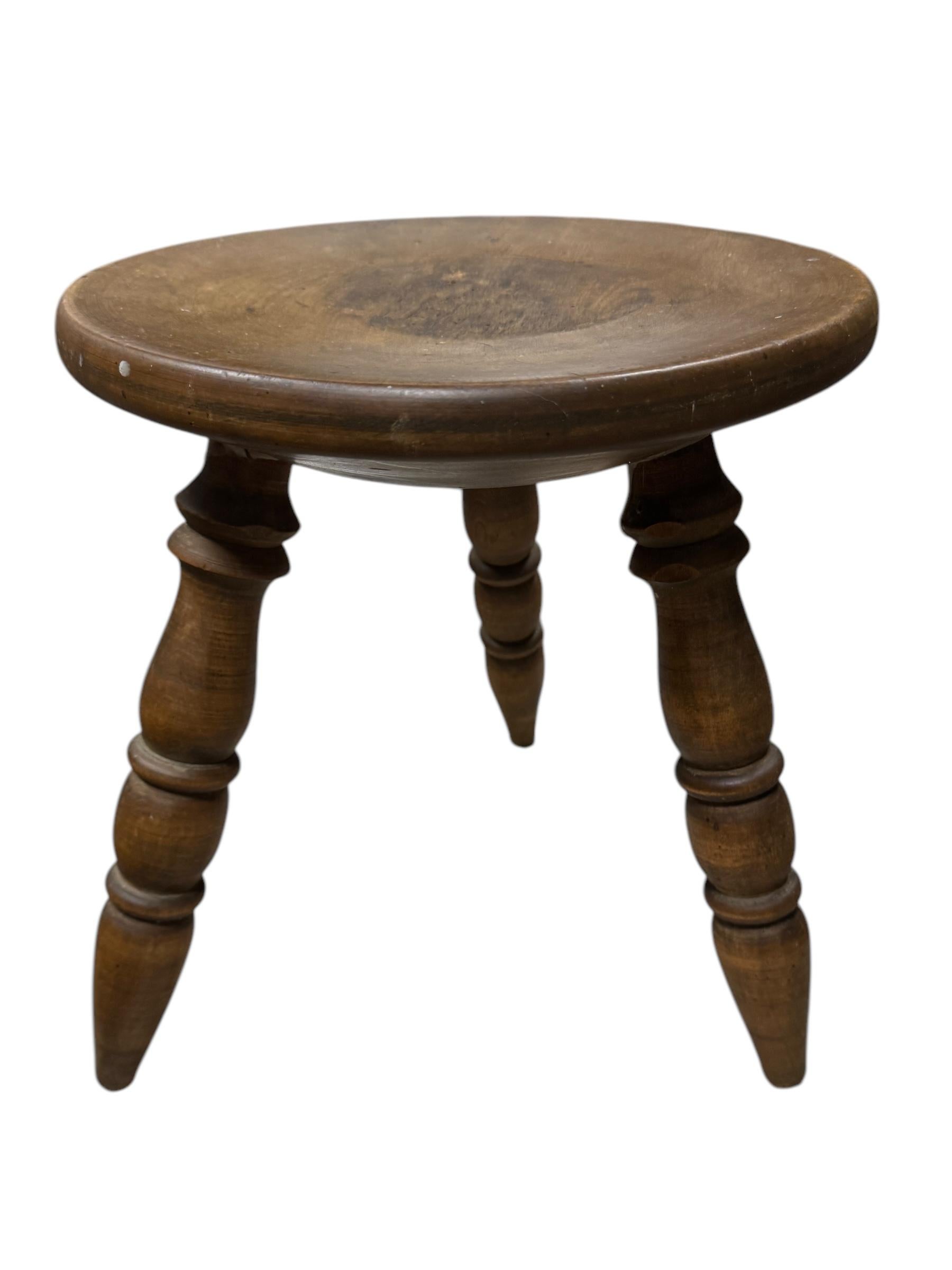 Wabi Sabi Hocker mit 3 Beinen aus dem frühen 20. Jahrhundert, Österreich um 1920 - 1900 im Angebot 6
