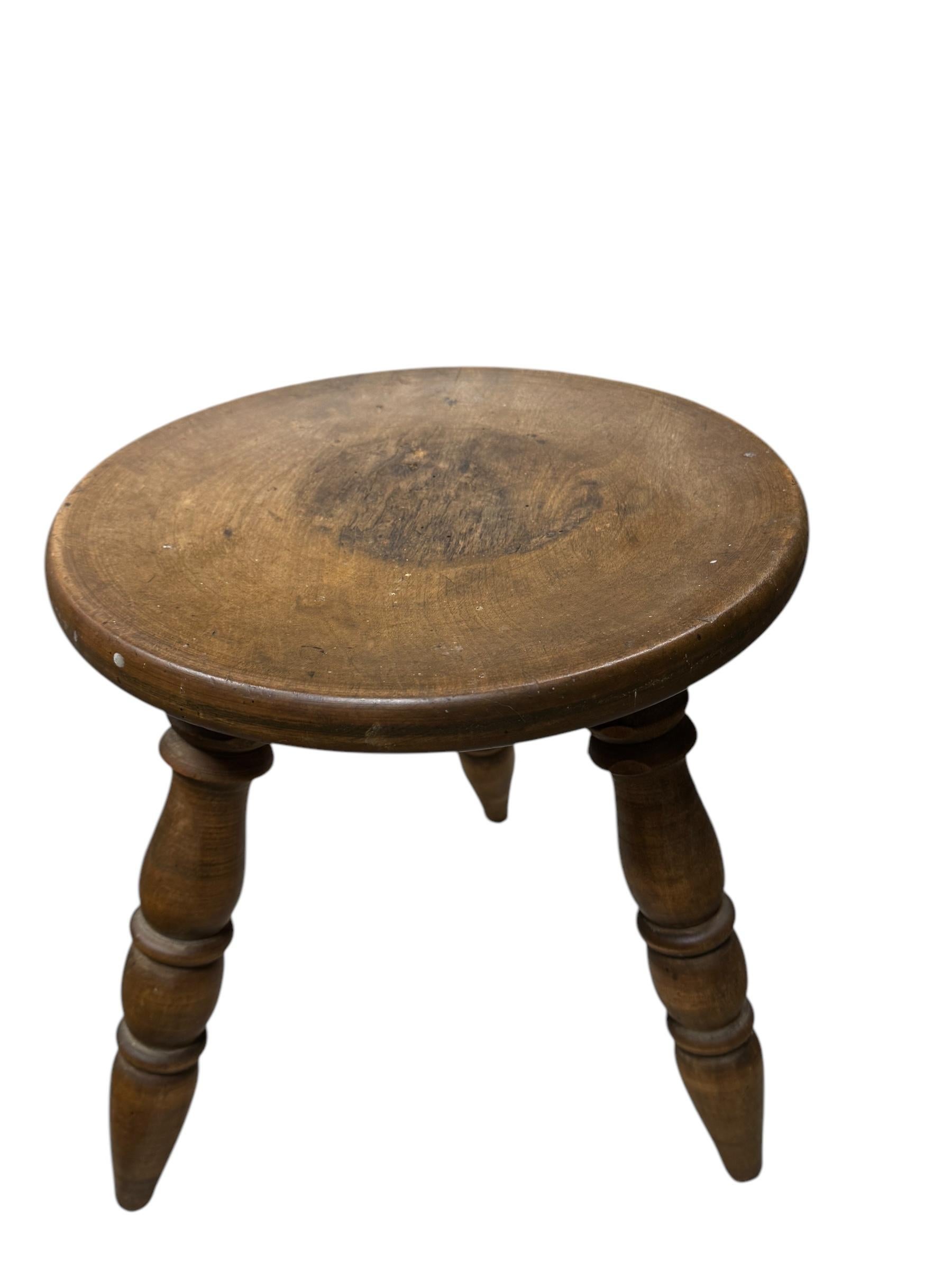 Wabi Sabi Hocker mit 3 Beinen aus dem frühen 20. Jahrhundert, Österreich um 1920 - 1900 im Angebot 7