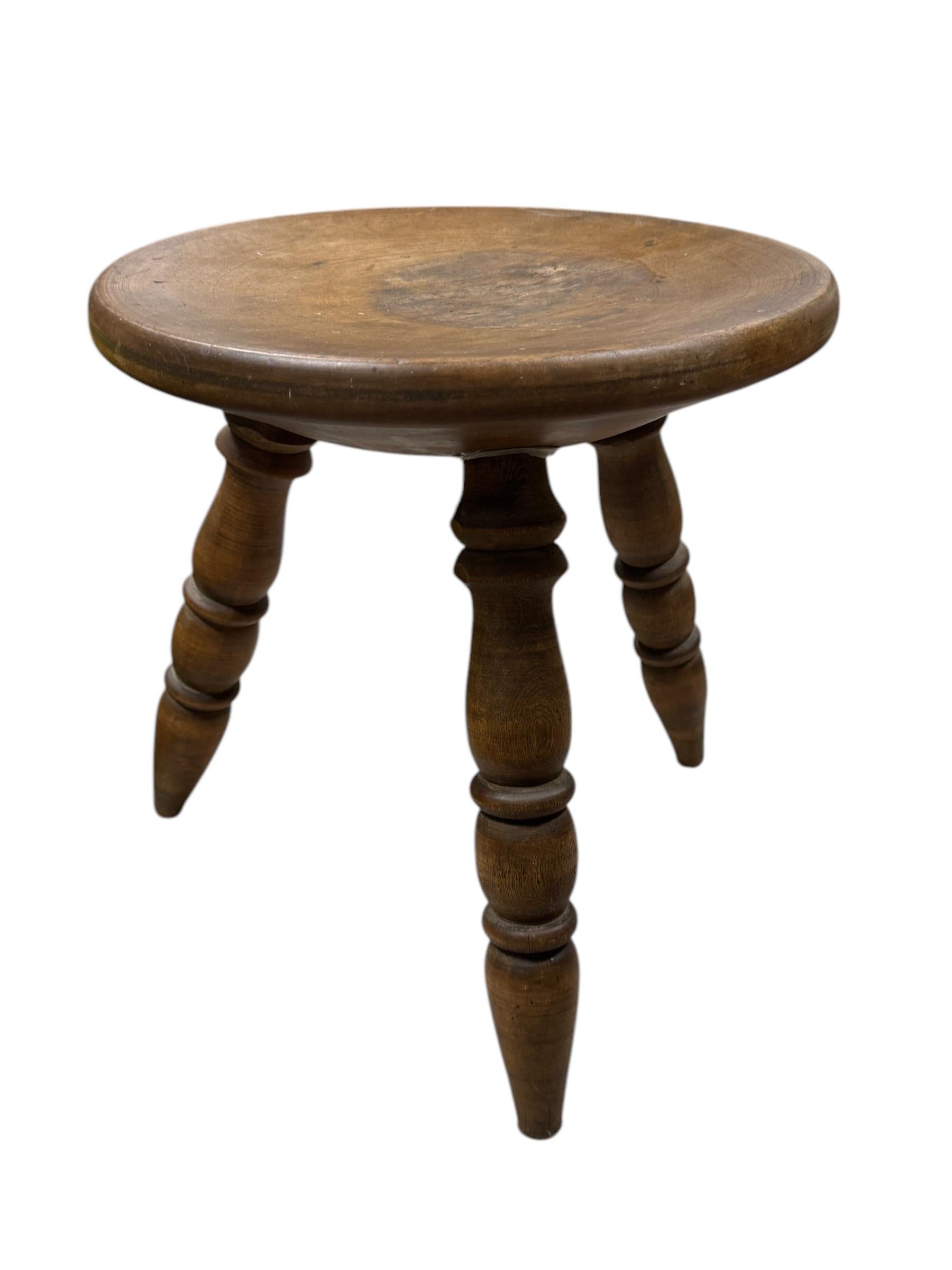 Wabi Sabi Hocker mit 3 Beinen aus dem frühen 20. Jahrhundert, Österreich um 1920 - 1900 im Angebot 8