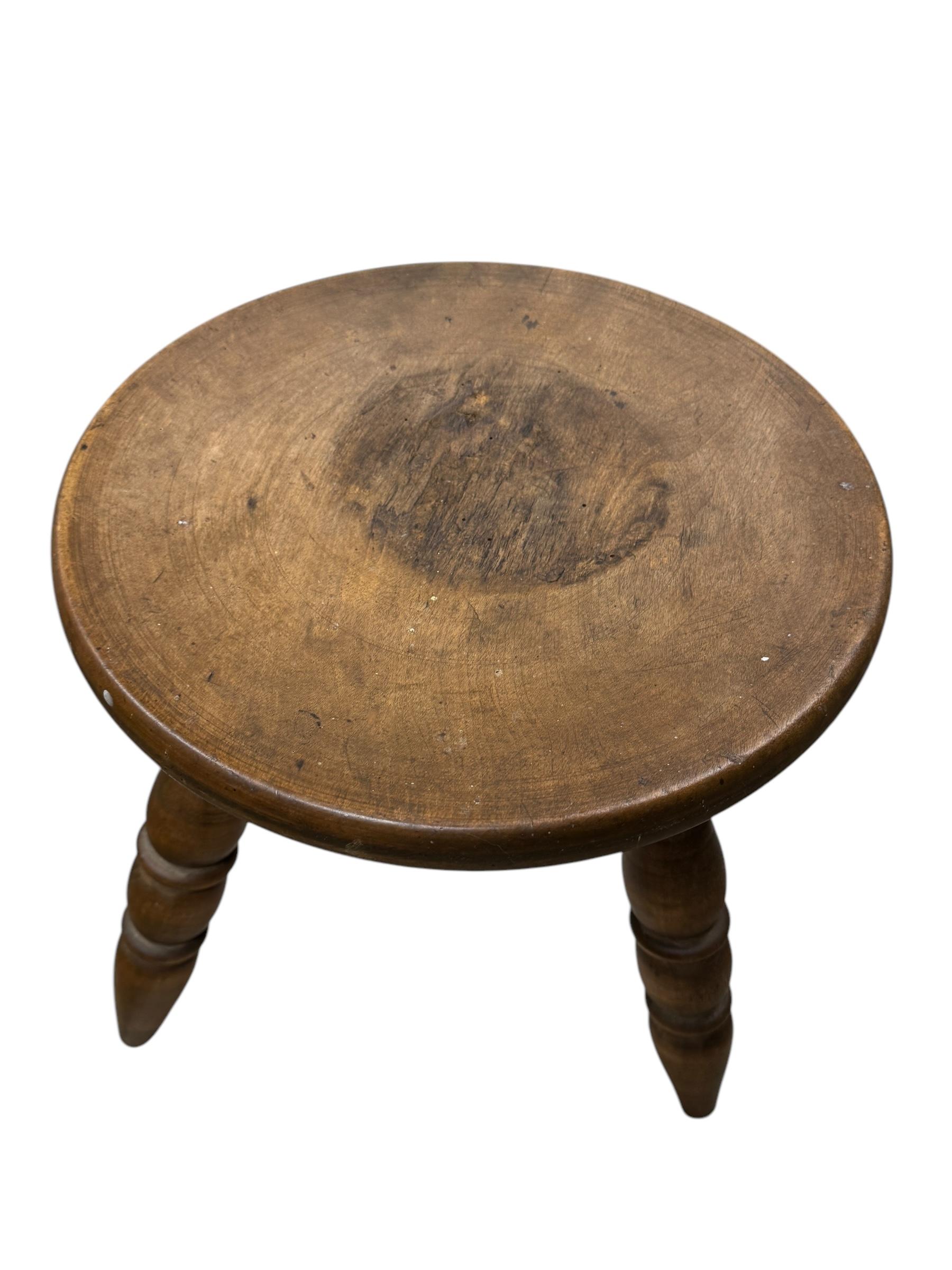 Wabi Sabi Hocker mit 3 Beinen aus dem frühen 20. Jahrhundert, Österreich um 1920 - 1900 im Angebot 9
