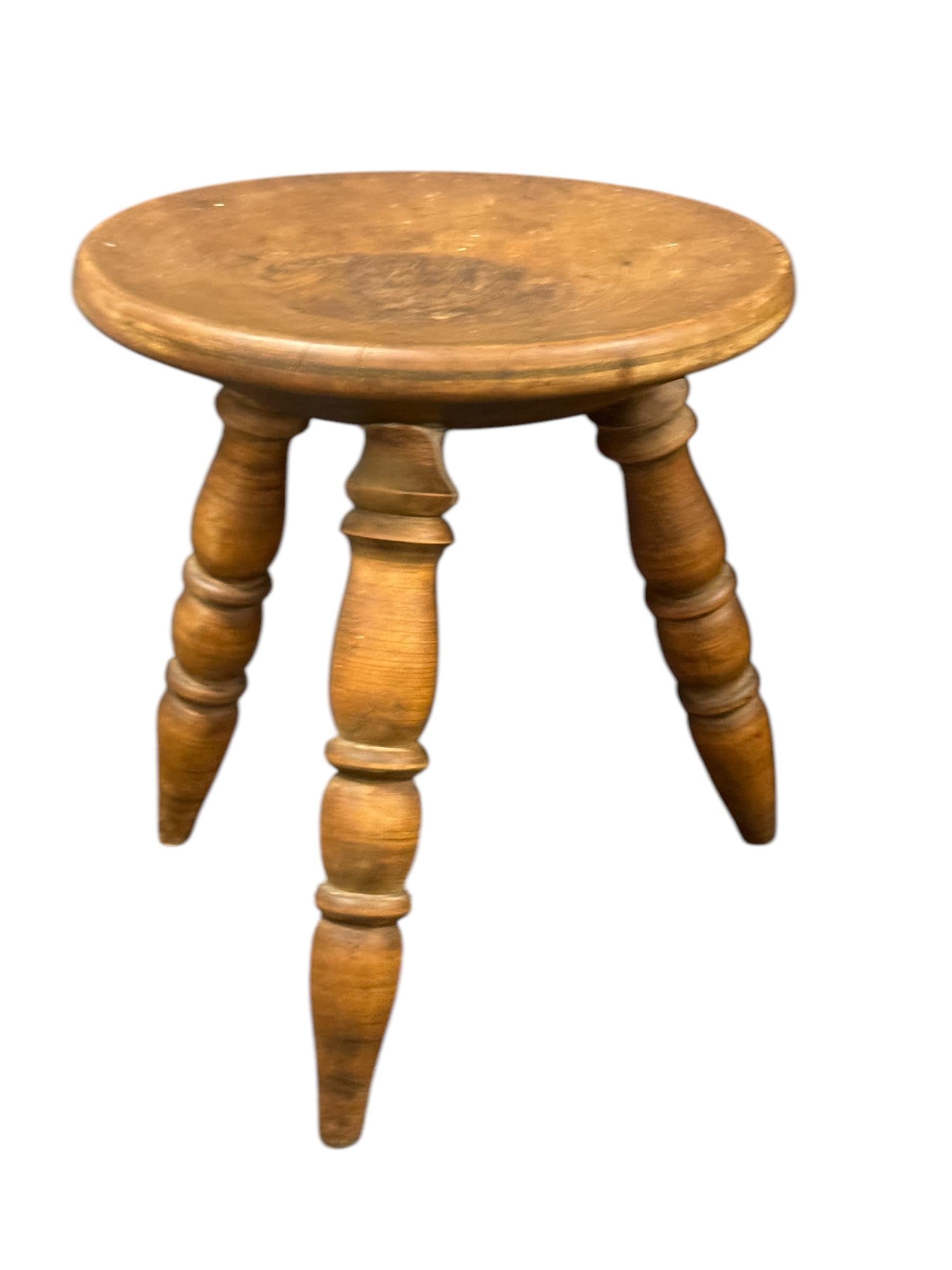 Dieser Wabi-Sabi-Melkschemel mit 3 Beinen aus dem frühen 20. Jahrhundert aus Österreich ist ein hervorragendes Beispiel für diesen Stil. Das Stück hat einen quadratischen, rustikal anmutenden Sitz aus Holz und wird von drei Beinen getragen. Der