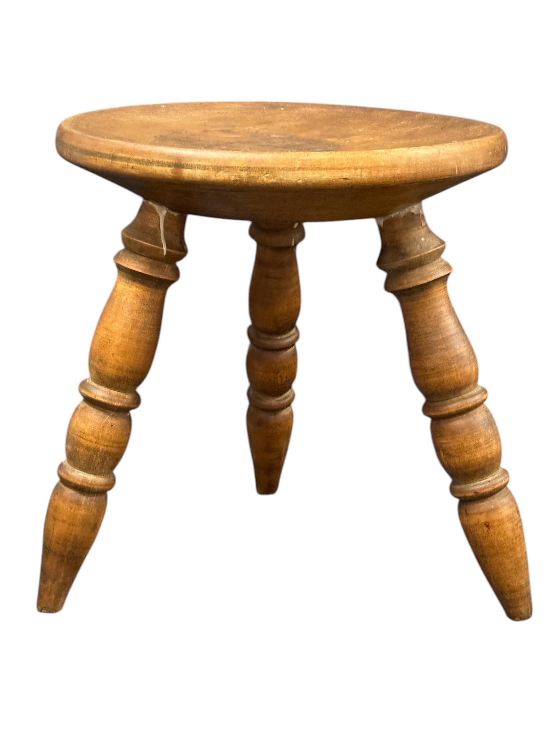 Wabi Sabi Hocker mit 3 Beinen aus dem frühen 20. Jahrhundert, Österreich um 1920 - 1900 (Volkskunst) im Angebot