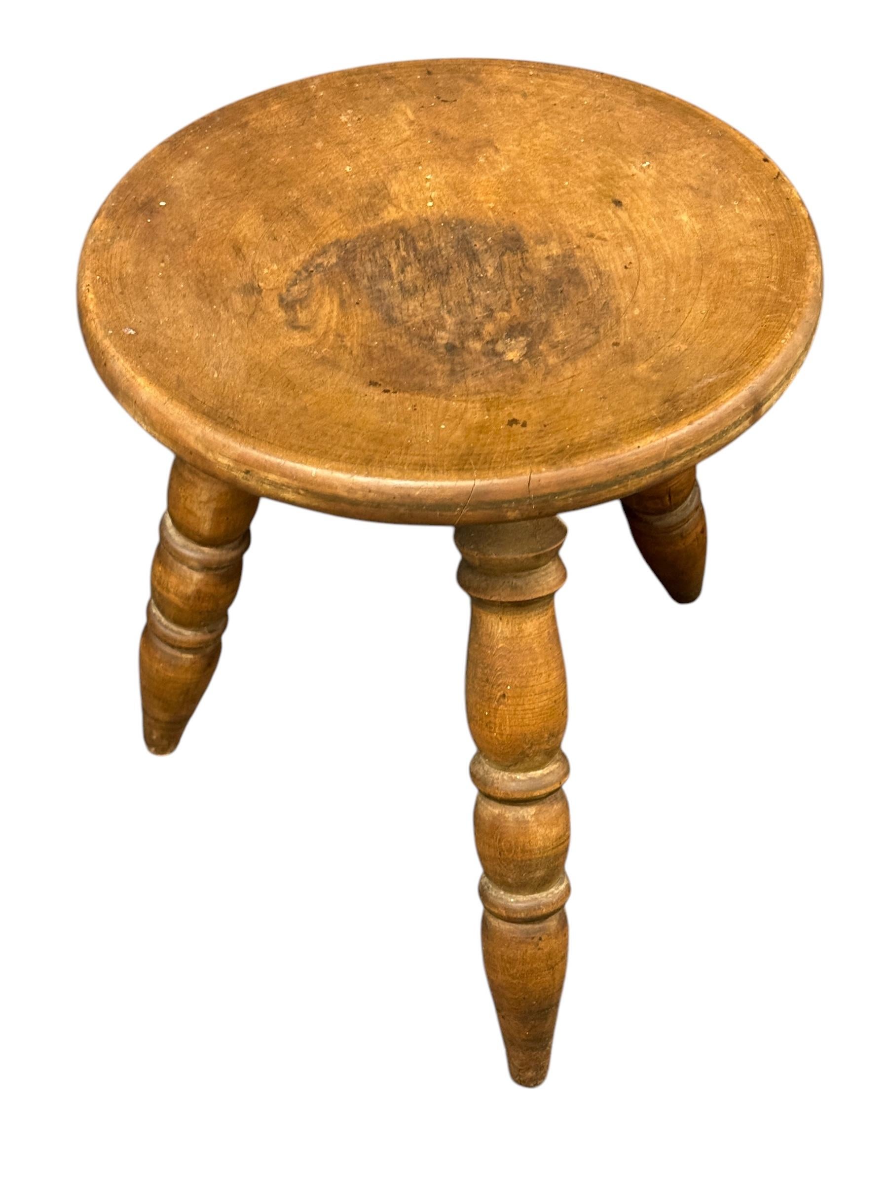 Wabi Sabi Hocker mit 3 Beinen aus dem frühen 20. Jahrhundert, Österreich um 1920 - 1900 (Österreichisch) im Angebot
