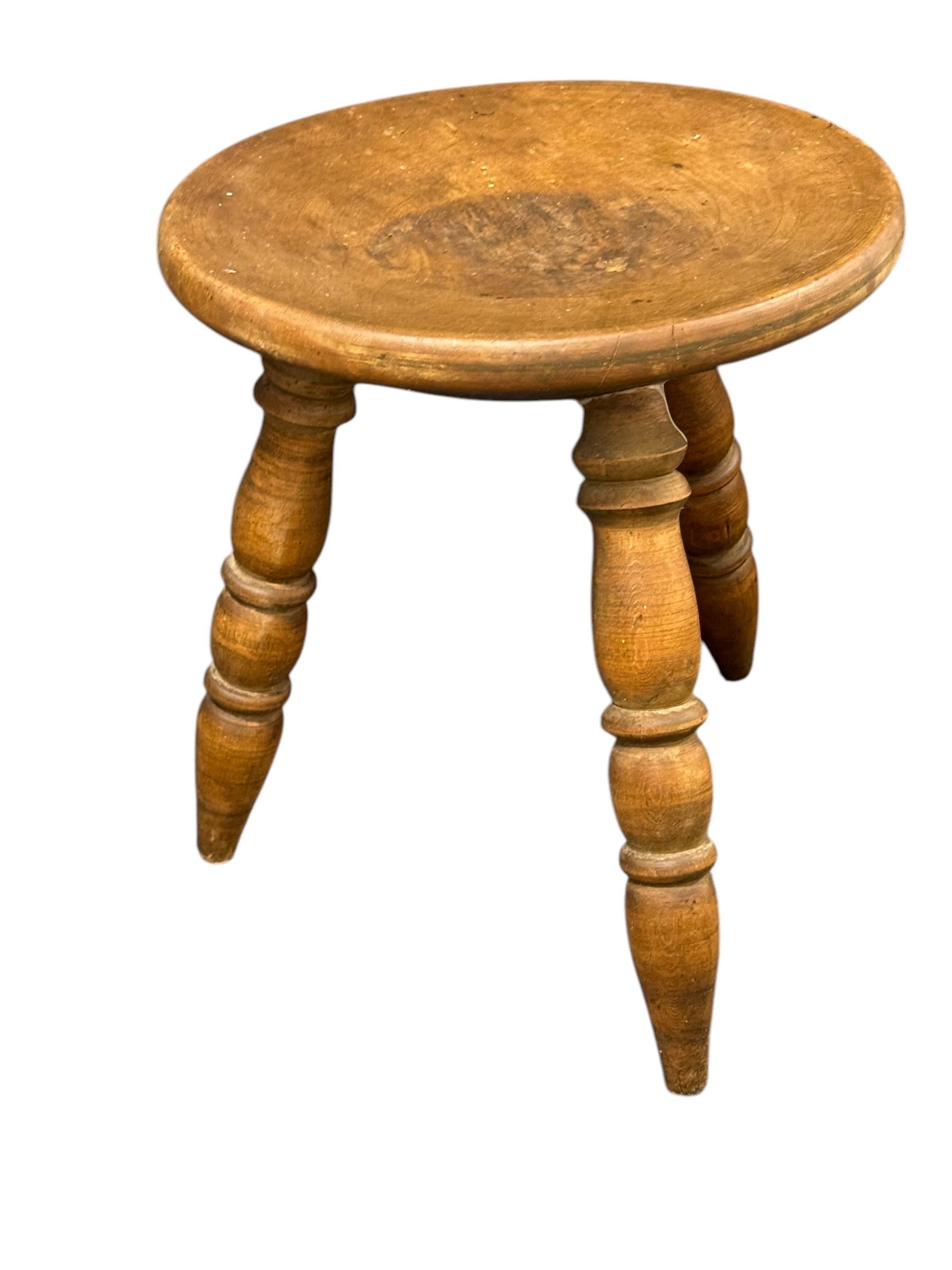 Wabi Sabi Hocker mit 3 Beinen aus dem frühen 20. Jahrhundert, Österreich um 1920 - 1900 (Handgefertigt) im Angebot