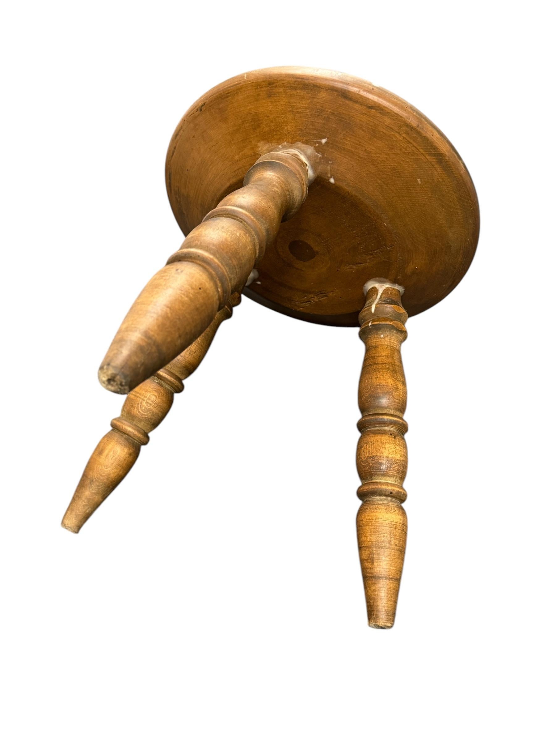 Wabi Sabi Hocker mit 3 Beinen aus dem frühen 20. Jahrhundert, Österreich um 1920 - 1900 im Zustand „Gut“ im Angebot in Nuernberg, DE