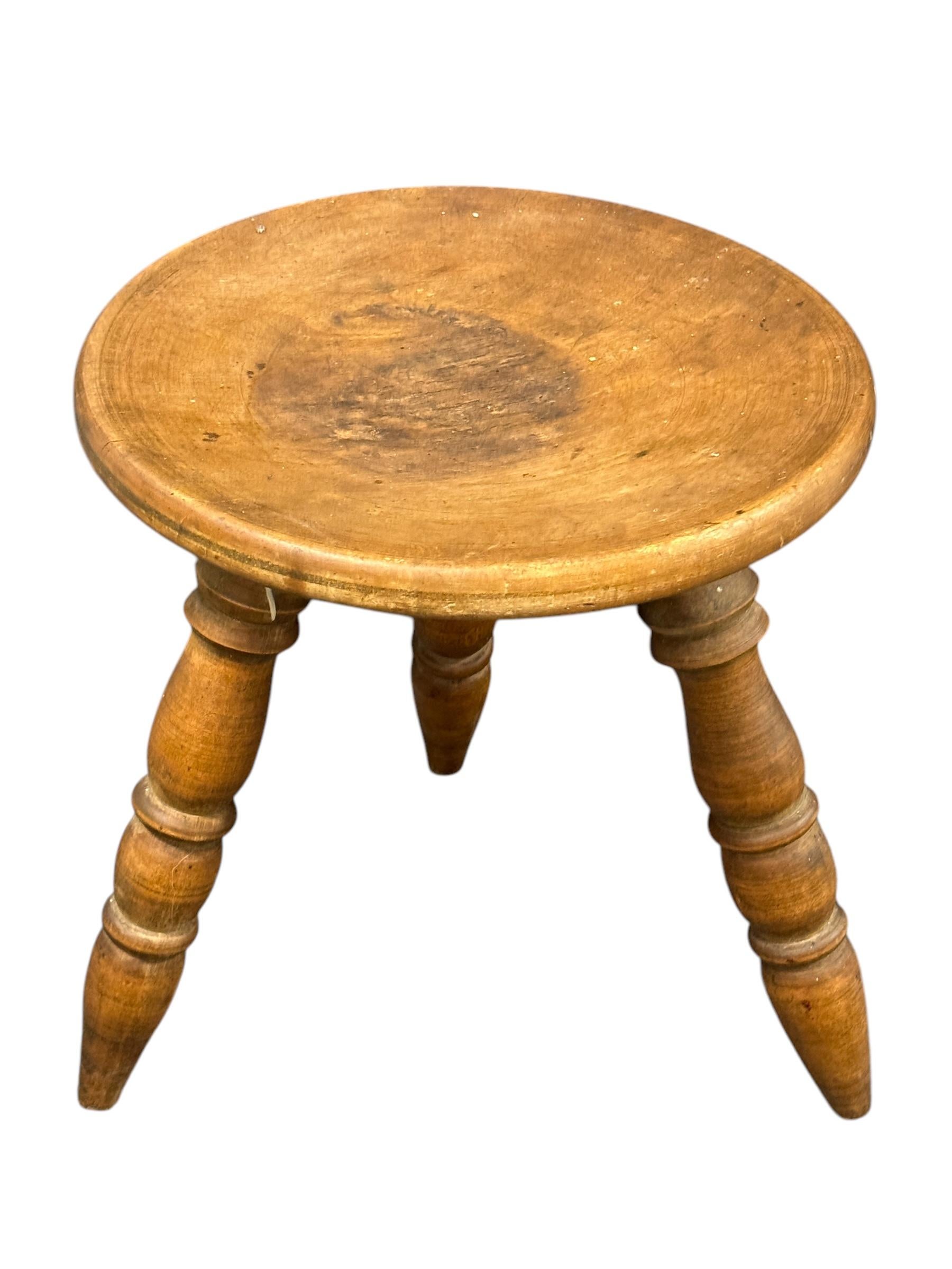 Wabi Sabi Hocker mit 3 Beinen aus dem frühen 20. Jahrhundert, Österreich um 1920 - 1900 (19. Jahrhundert) im Angebot