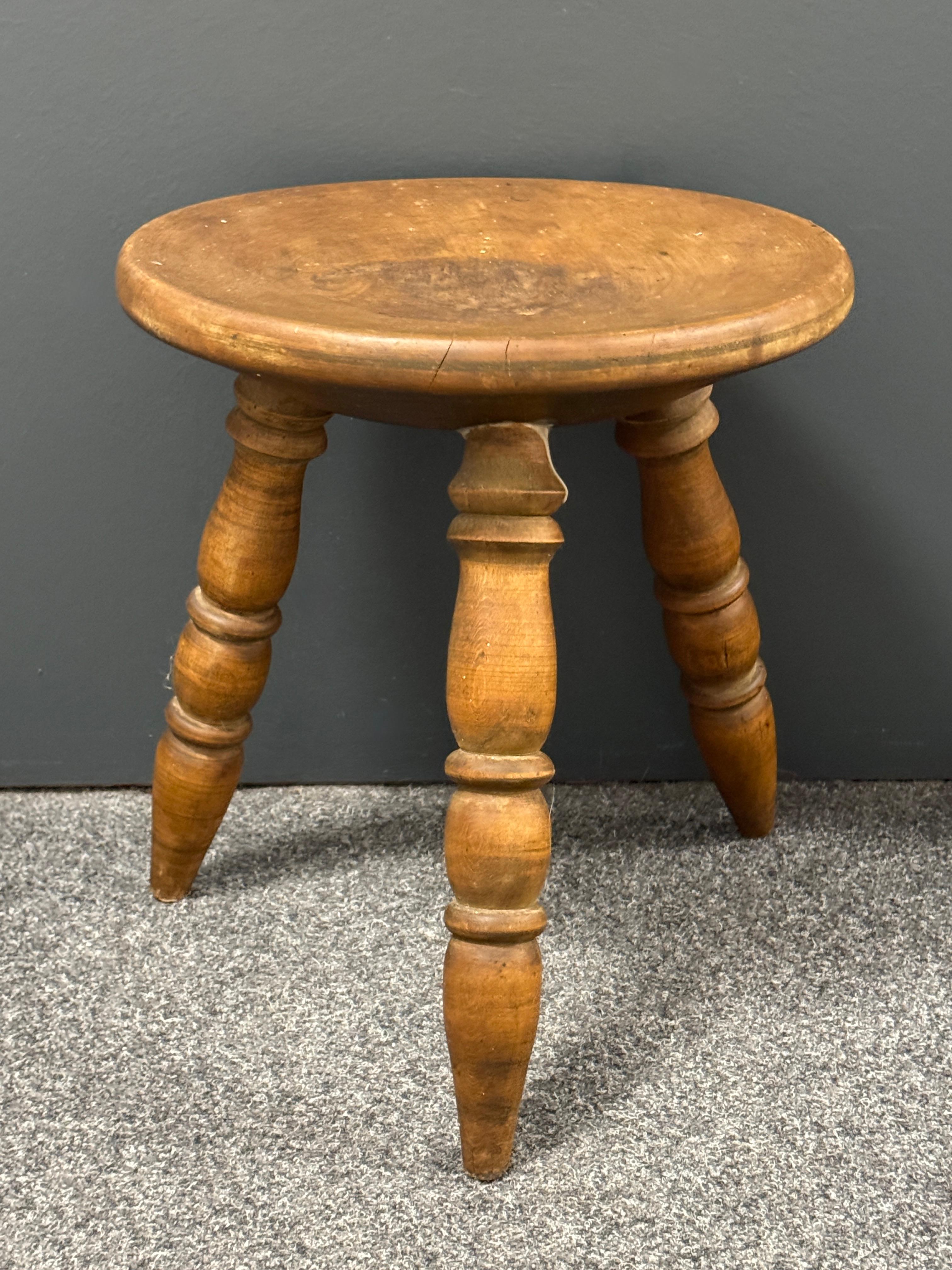 Wabi Sabi Hocker mit 3 Beinen aus dem frühen 20. Jahrhundert, Österreich um 1920 - 1900 (Holz) im Angebot