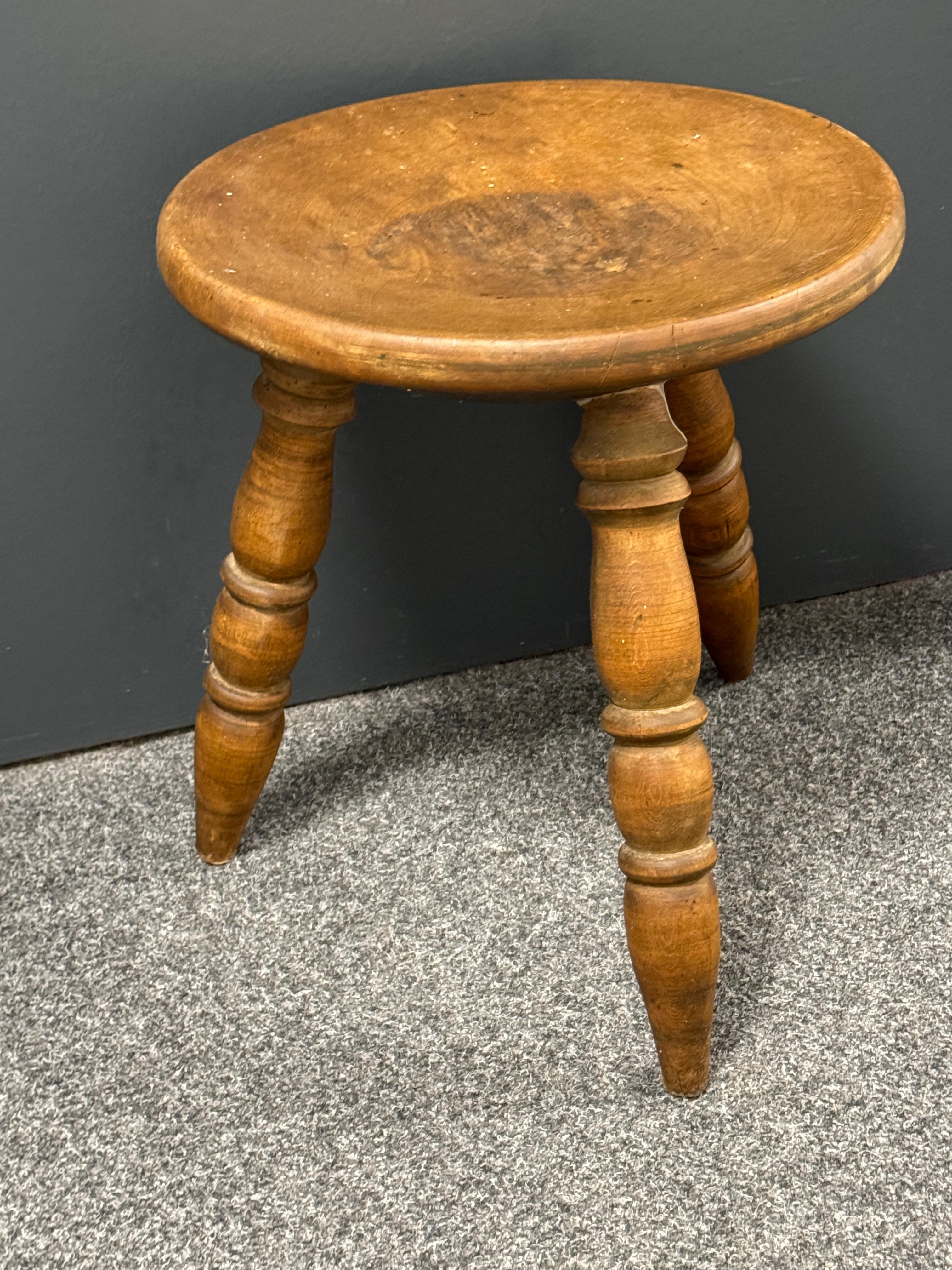 Wabi Sabi Hocker mit 3 Beinen aus dem frühen 20. Jahrhundert, Österreich um 1920 - 1900 im Angebot 1