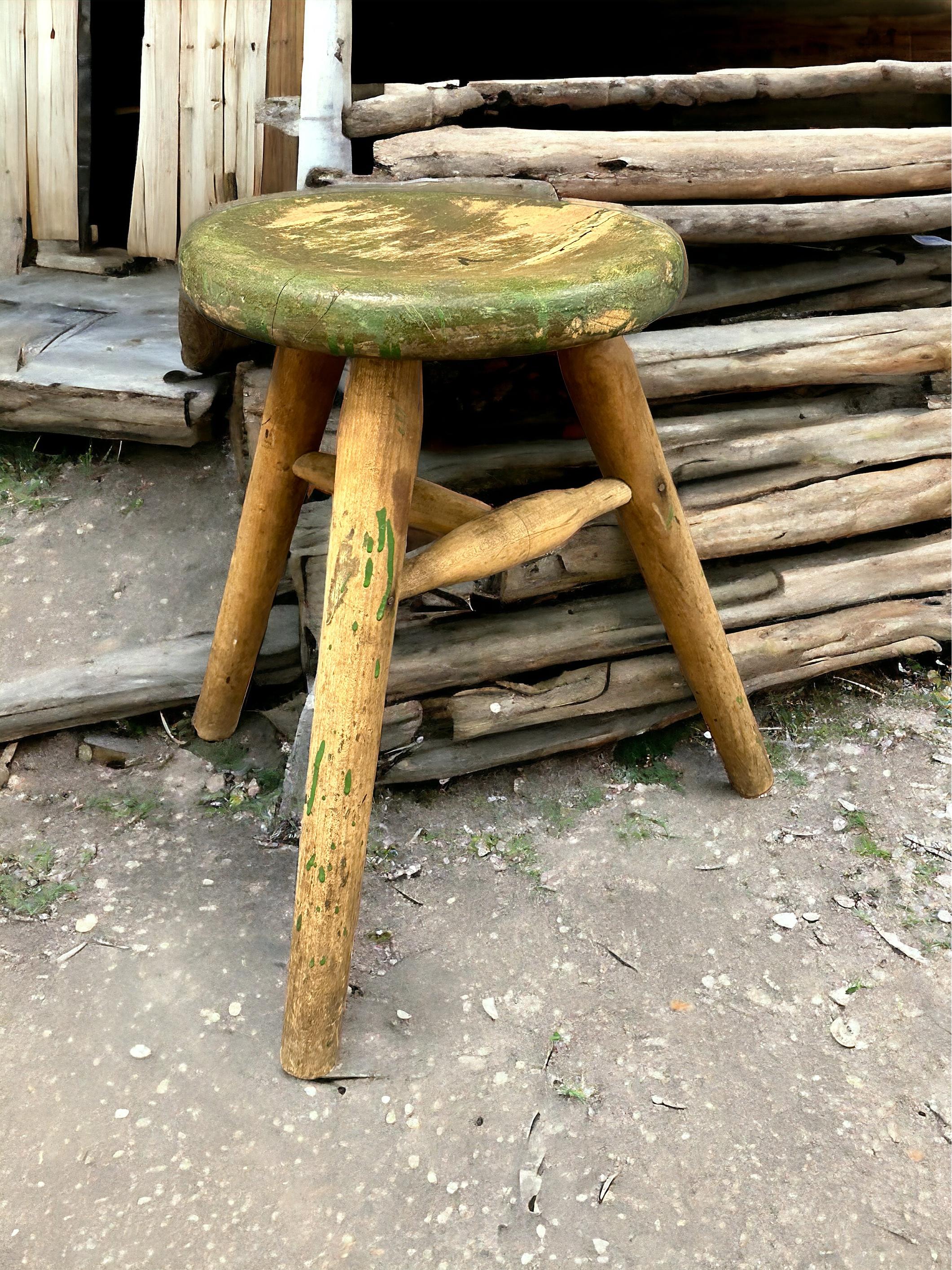 Ce tabouret d'atelier à trois pieds wabi sabi du début du 20e siècle, originaire d'Allemagne, est un excellent exemple de ce style. Le meuble est doté d'une assise carrée en bois d'aspect rustique et repose sur trois pieds en fuseau. Le tabouret