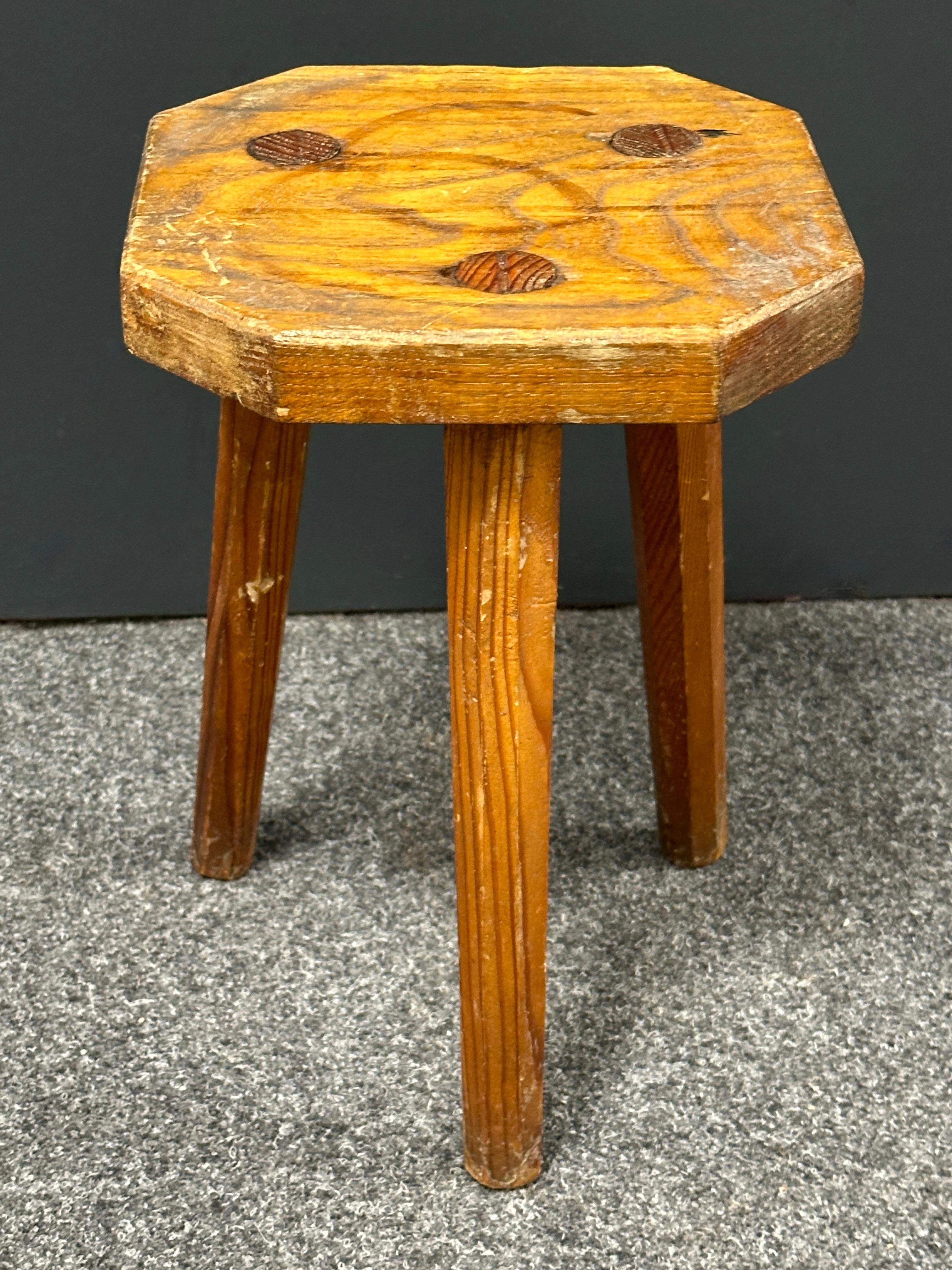 Sgabello da officina a 3 gambe Wabi Sabi dei primi del Novecento, Folkart italiano degli anni '30 circa in vendita 3