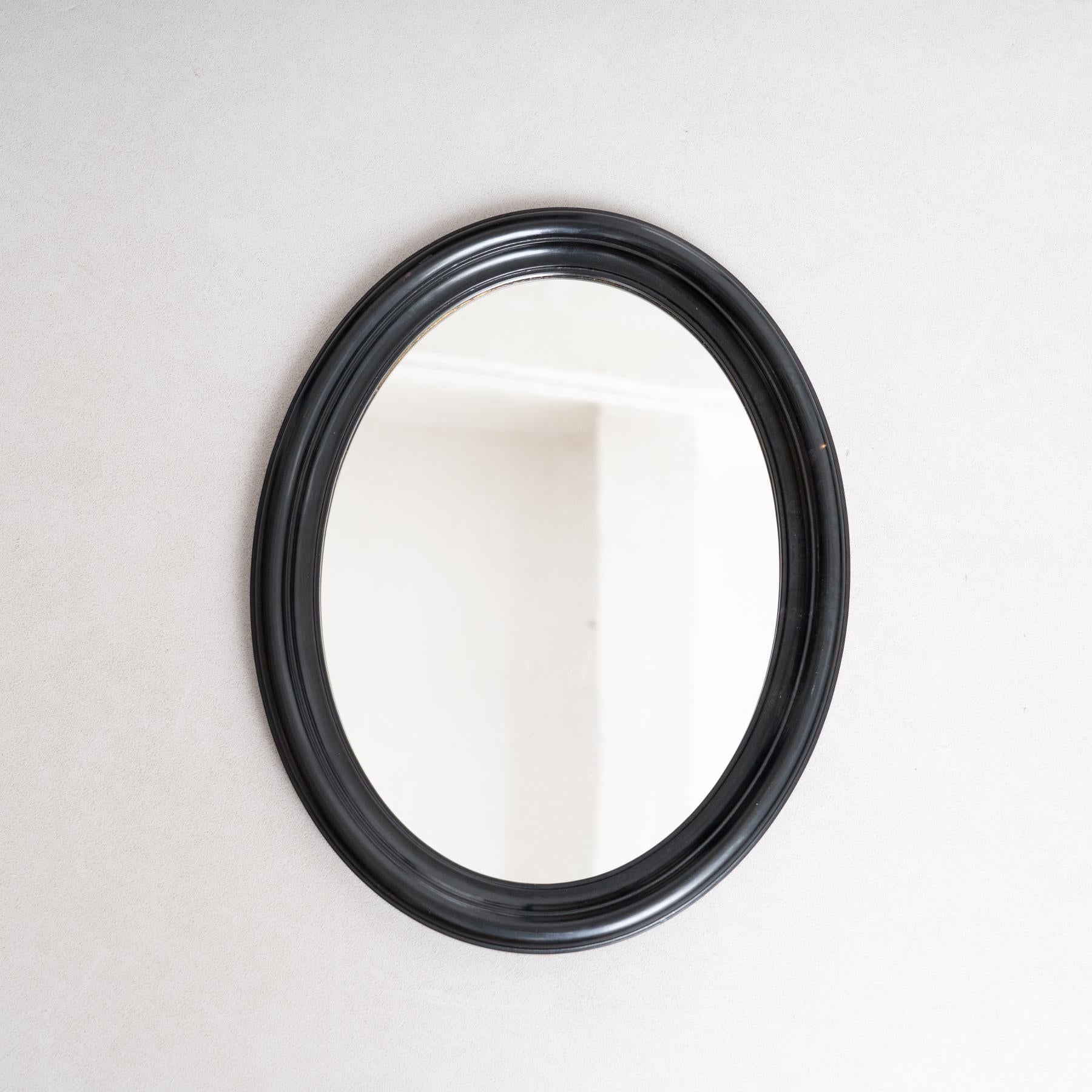 Miroir mural du début du 20e siècle - Cadre ovale laqué noir

Mettez en valeur votre espace avec cet exquis miroir mural du début du XXe siècle, doté d'un superbe cadre ovale laqué noir, fabriqué en France vers 1940. Cette pièce allie
