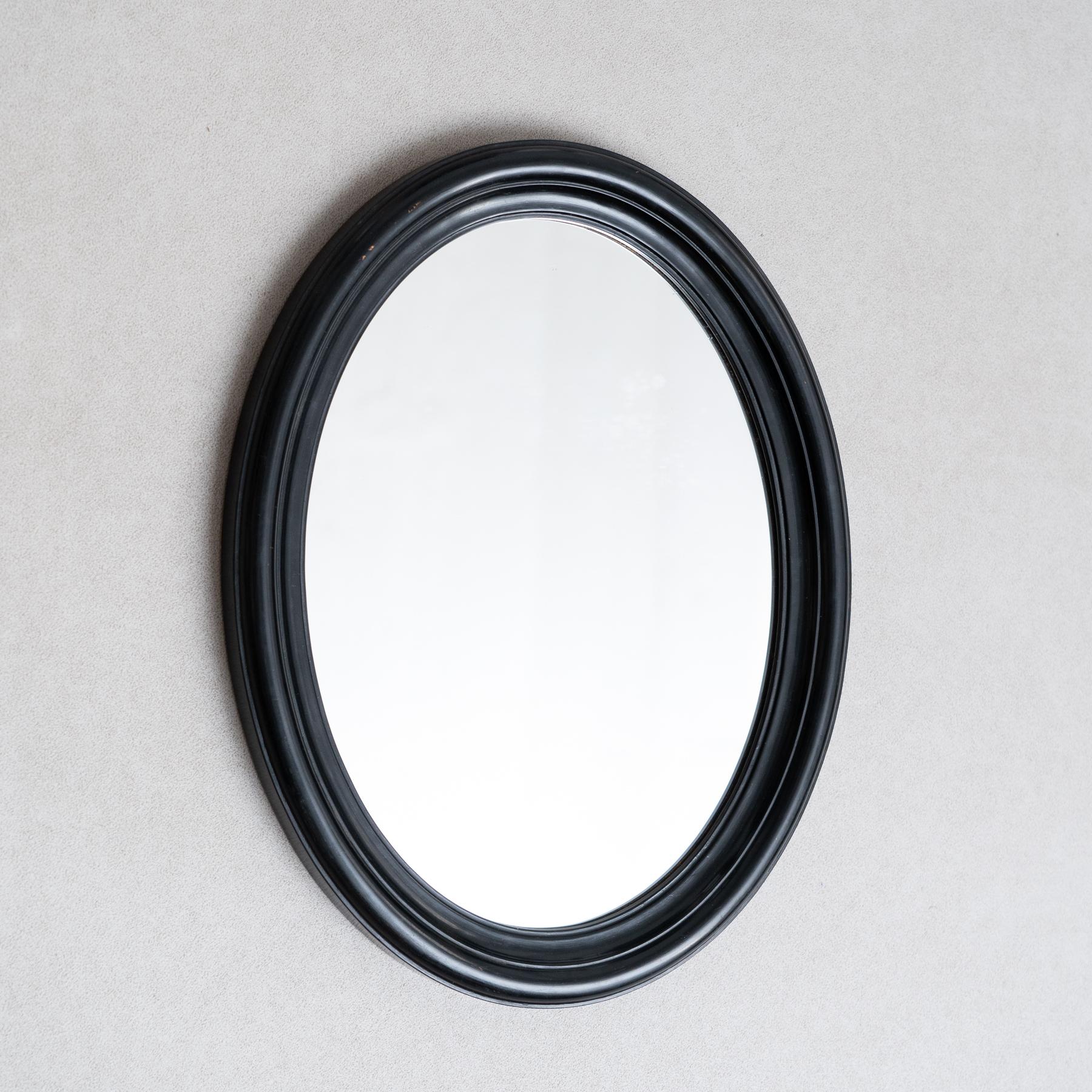 Espejo de pared de principios del siglo XX - Marco oval negro lacado

Mejora tu espacio con este exquisito espejo de pared de principios del siglo XX, con un impresionante marco ovalado lacado en negro, fabricado en Francia hacia 1940. Esta pieza