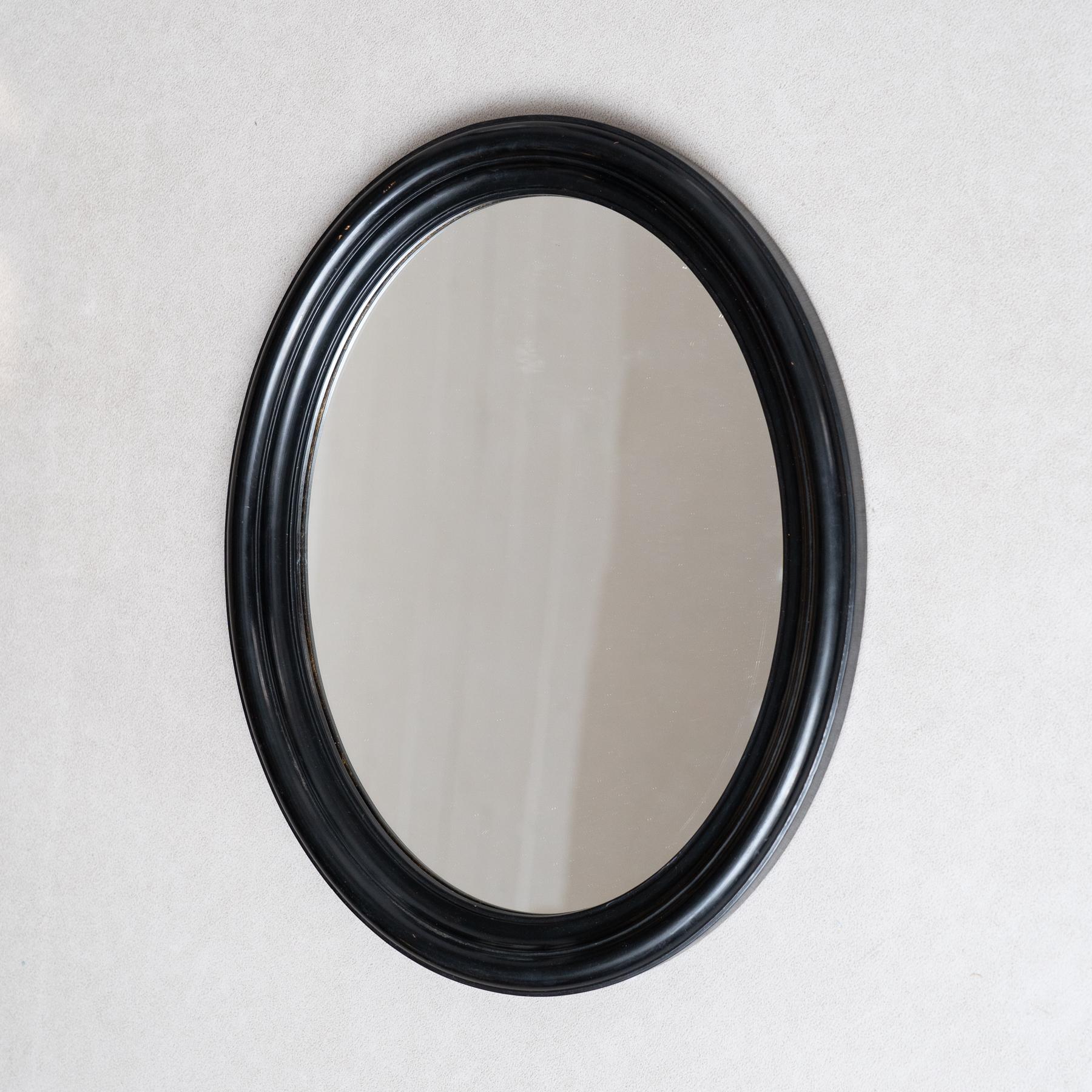 Espejo de pared de principios del siglo XX - Marco oval negro lacado Moderno de mediados de siglo en venta