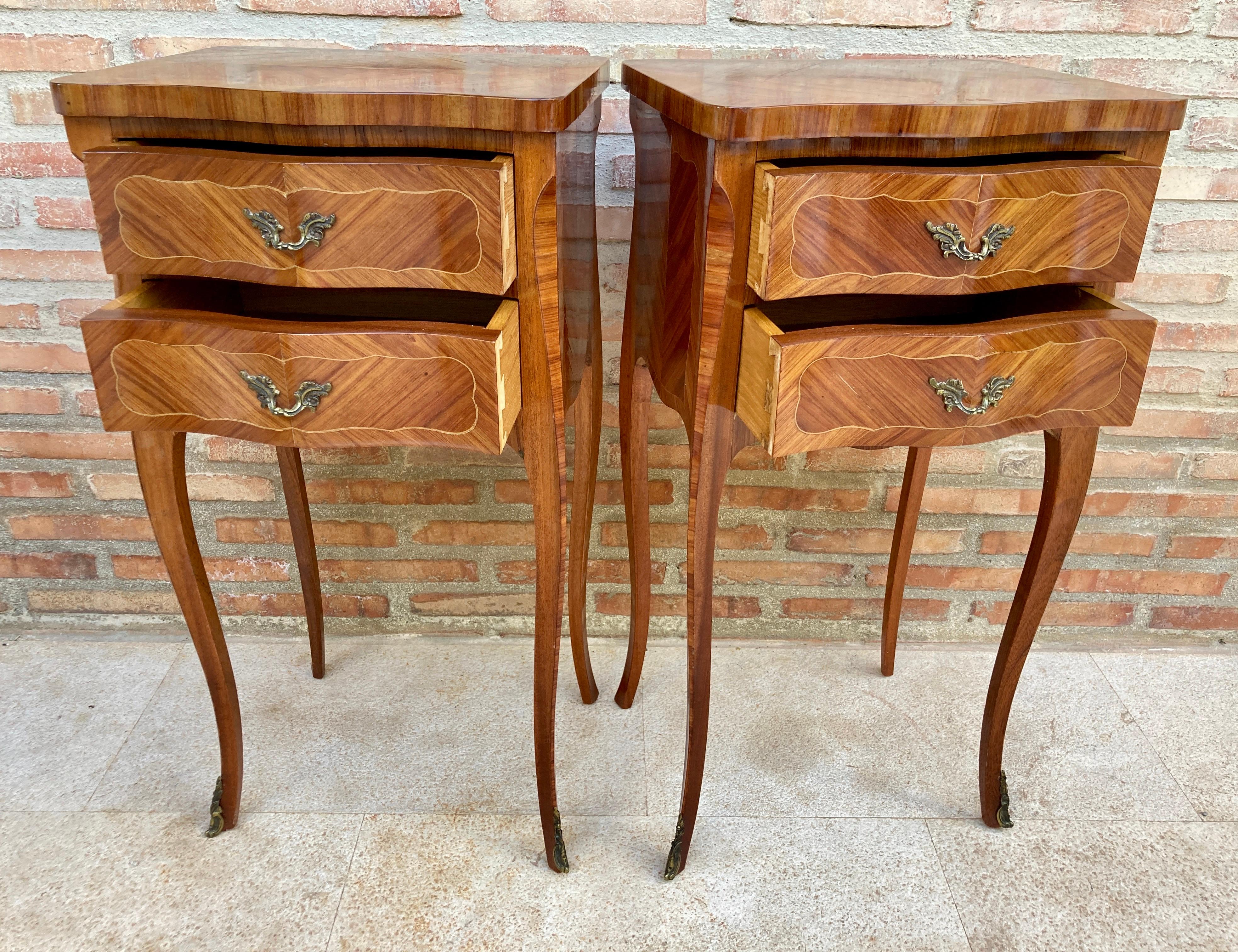 Elegant pair of coffee tables or bedside tables in antique Luigi XV style from the 1920s, rare and fine in walnut. This pair of bedside tables has particularly slim legs. In the front they have two comfortable drawers. Pair of really wonderful