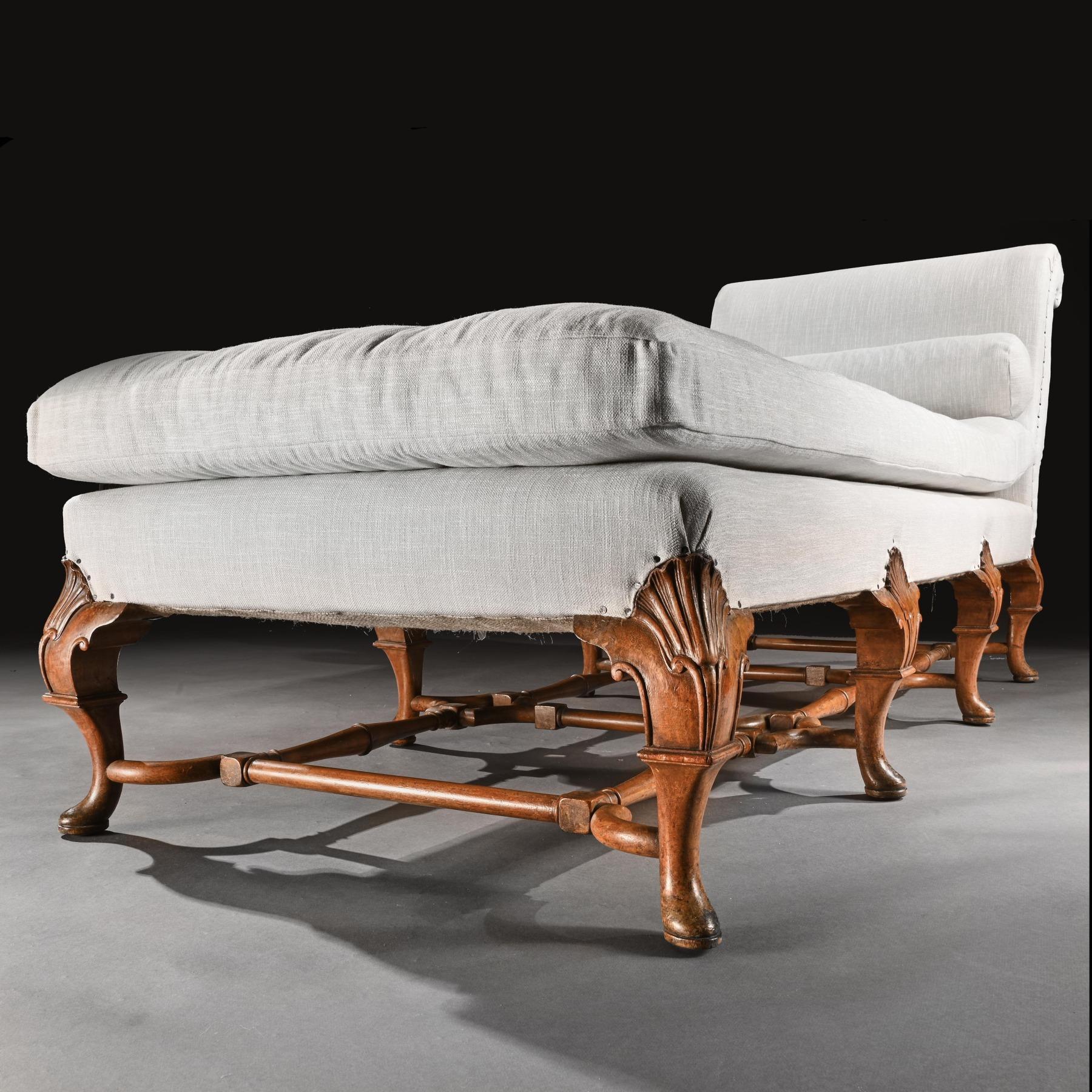 British Early 20th Century Walnut and Linen Upholstered Daybed in the Queen Anne Taste