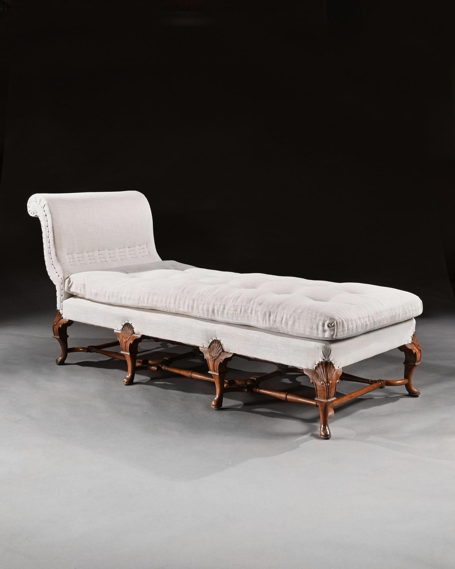 Early 20th Century Walnut and Linen Upholstered Daybed in the Queen Anne Taste In Good Condition In Benington, Herts
