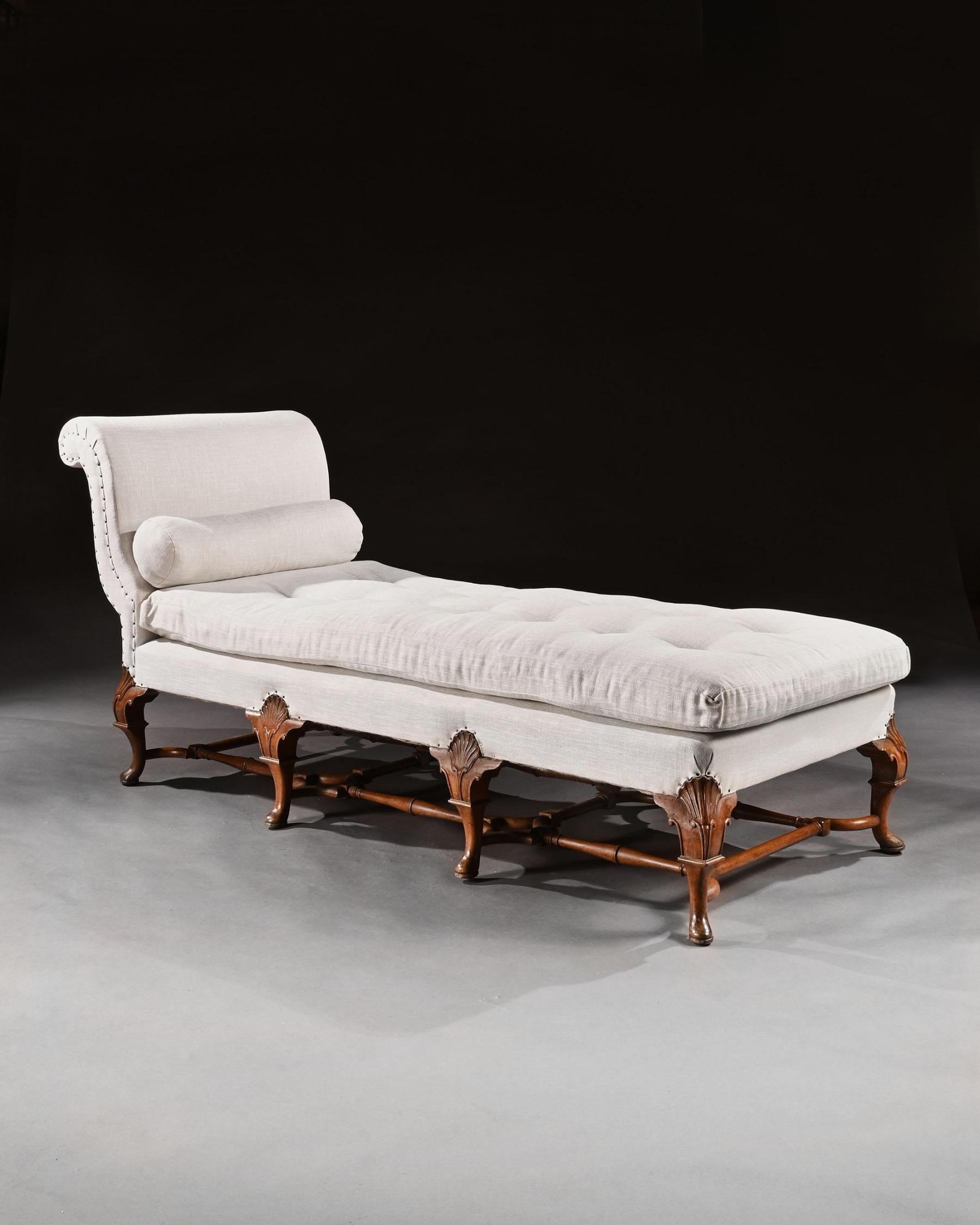 Early 20th Century Walnut and Linen Upholstered Daybed in the Queen Anne Taste 1