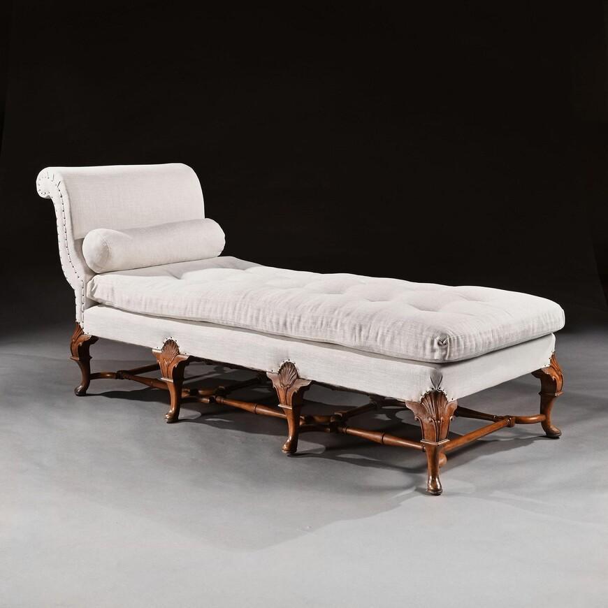 Early 20th Century Walnut and Linen Upholstered Daybed in the Queen Anne Taste 3
