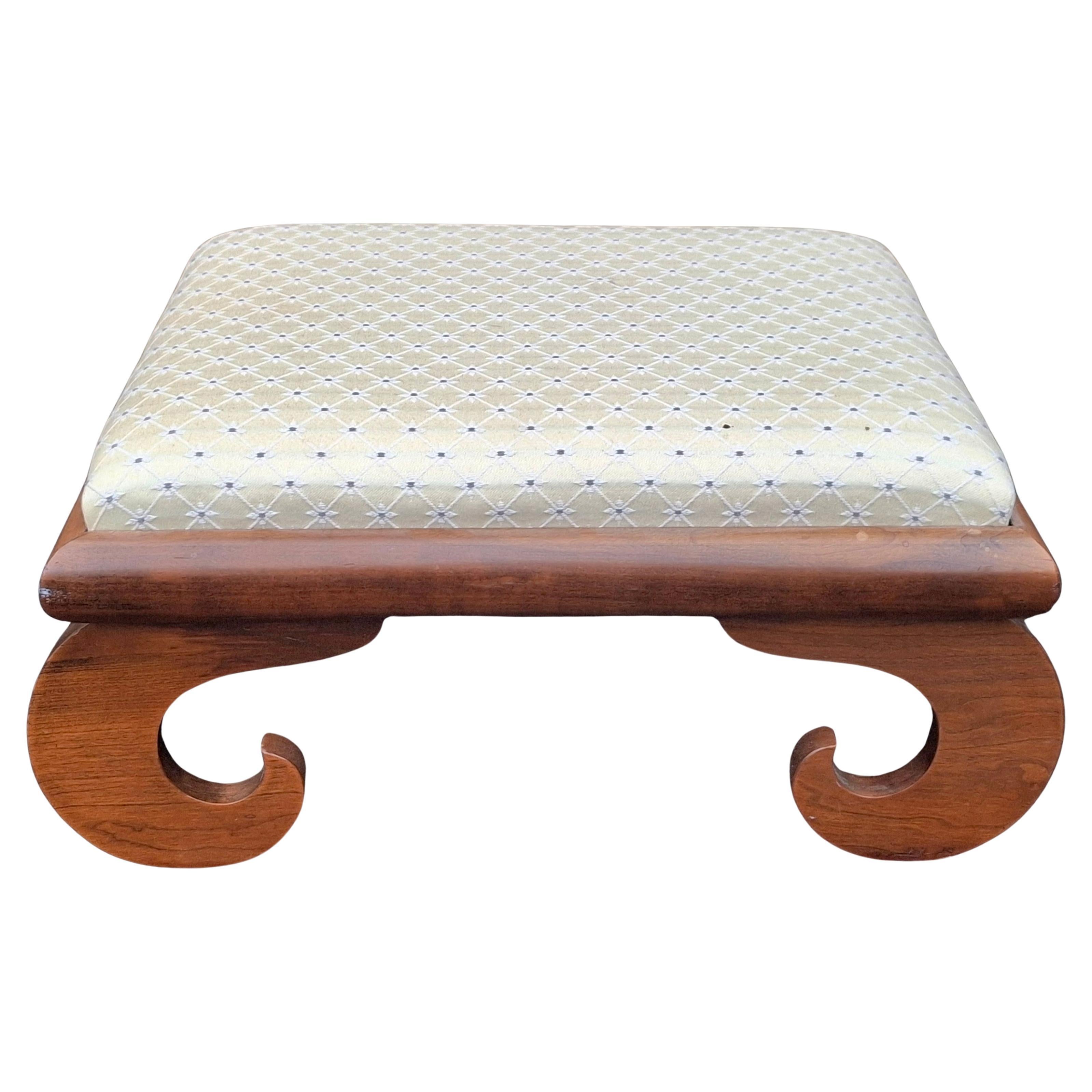 Tabouret en noyer du début du 20e siècle, avec des pieds en forme de volutes et tapissés. Récemment retapissé.
Mesures : 21,5