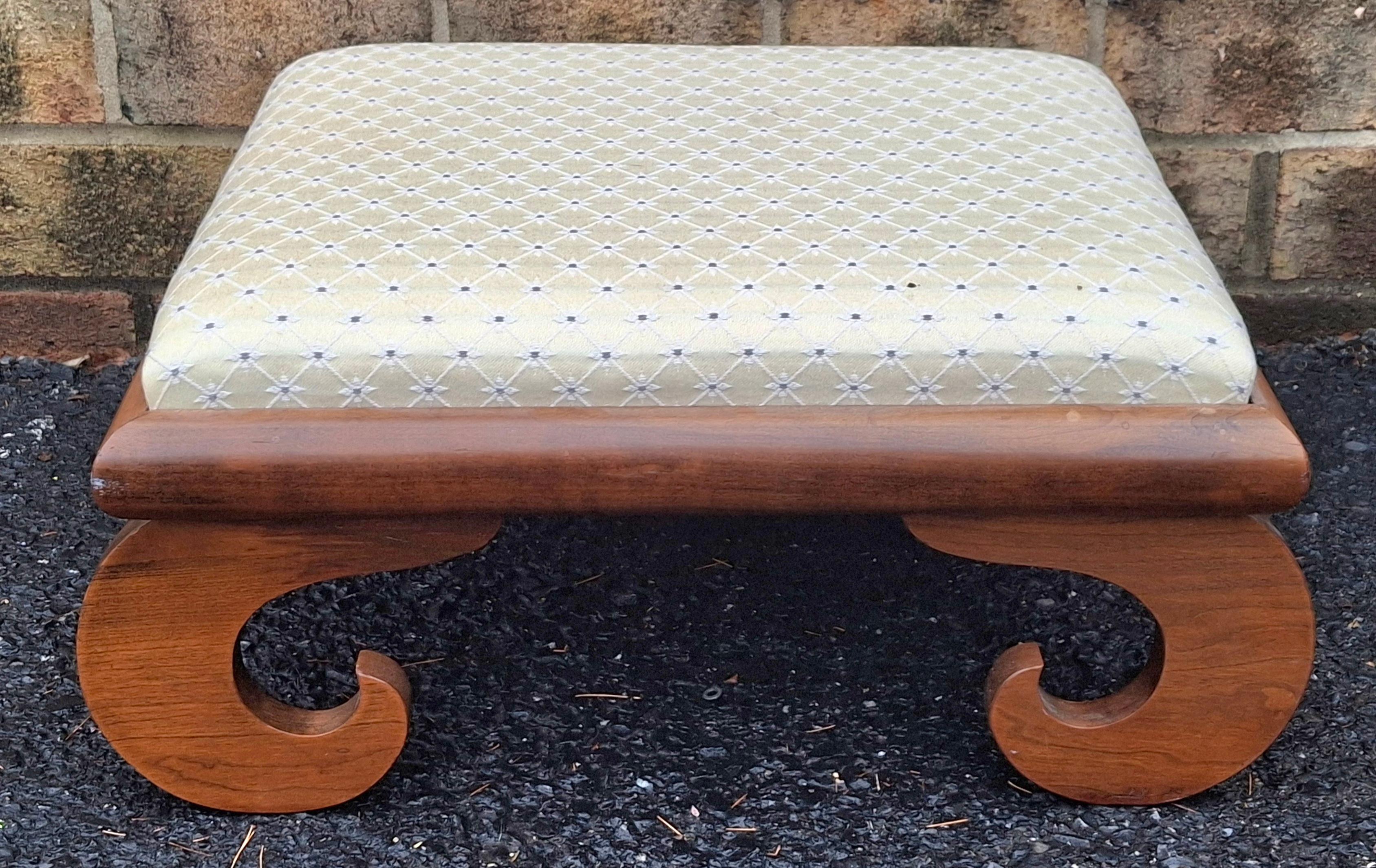 George III Tabouret du début du 20e siècle en noyer et tapissé, pieds à volutes en vente