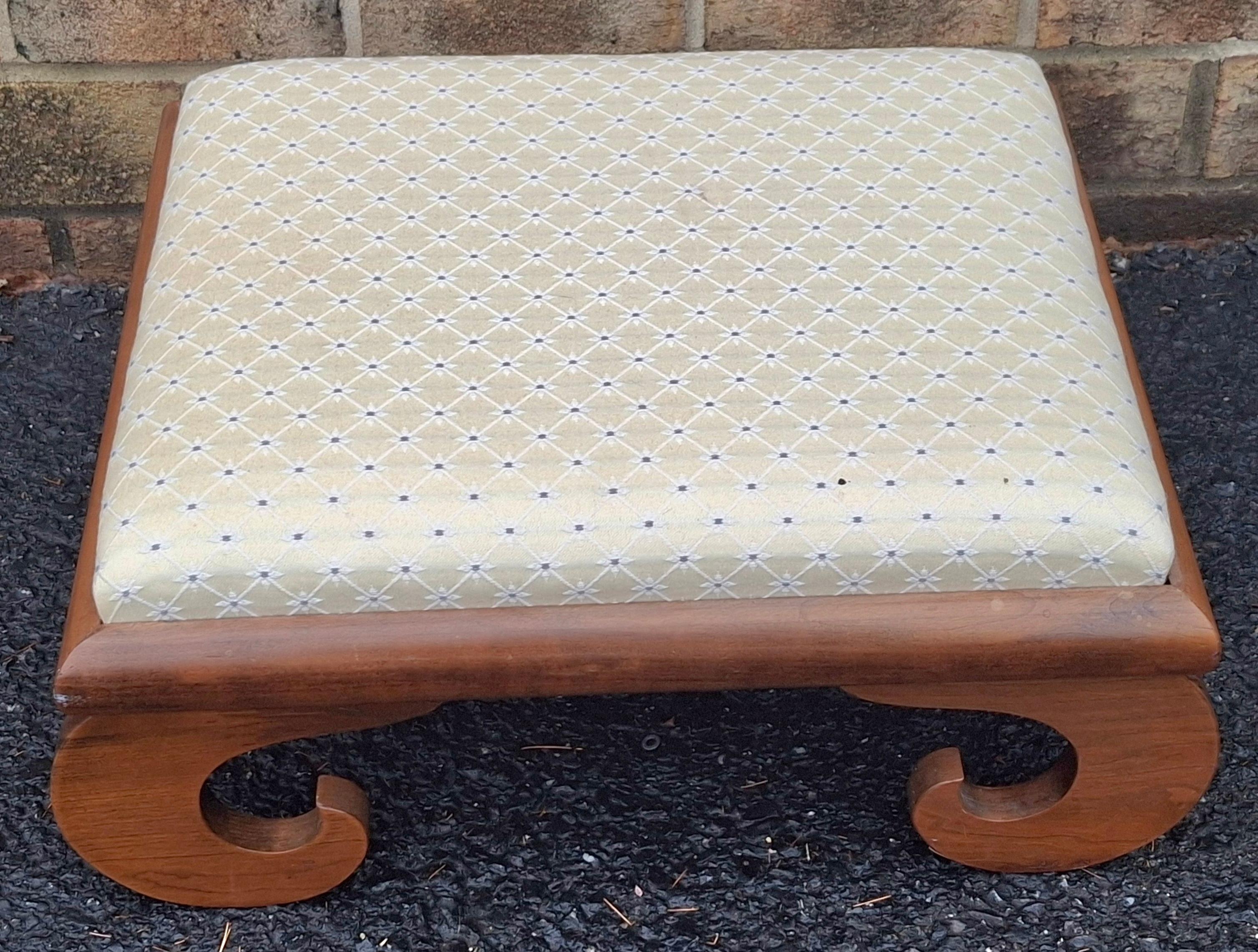 Américain Tabouret du début du 20e siècle en noyer et tapissé, pieds à volutes en vente