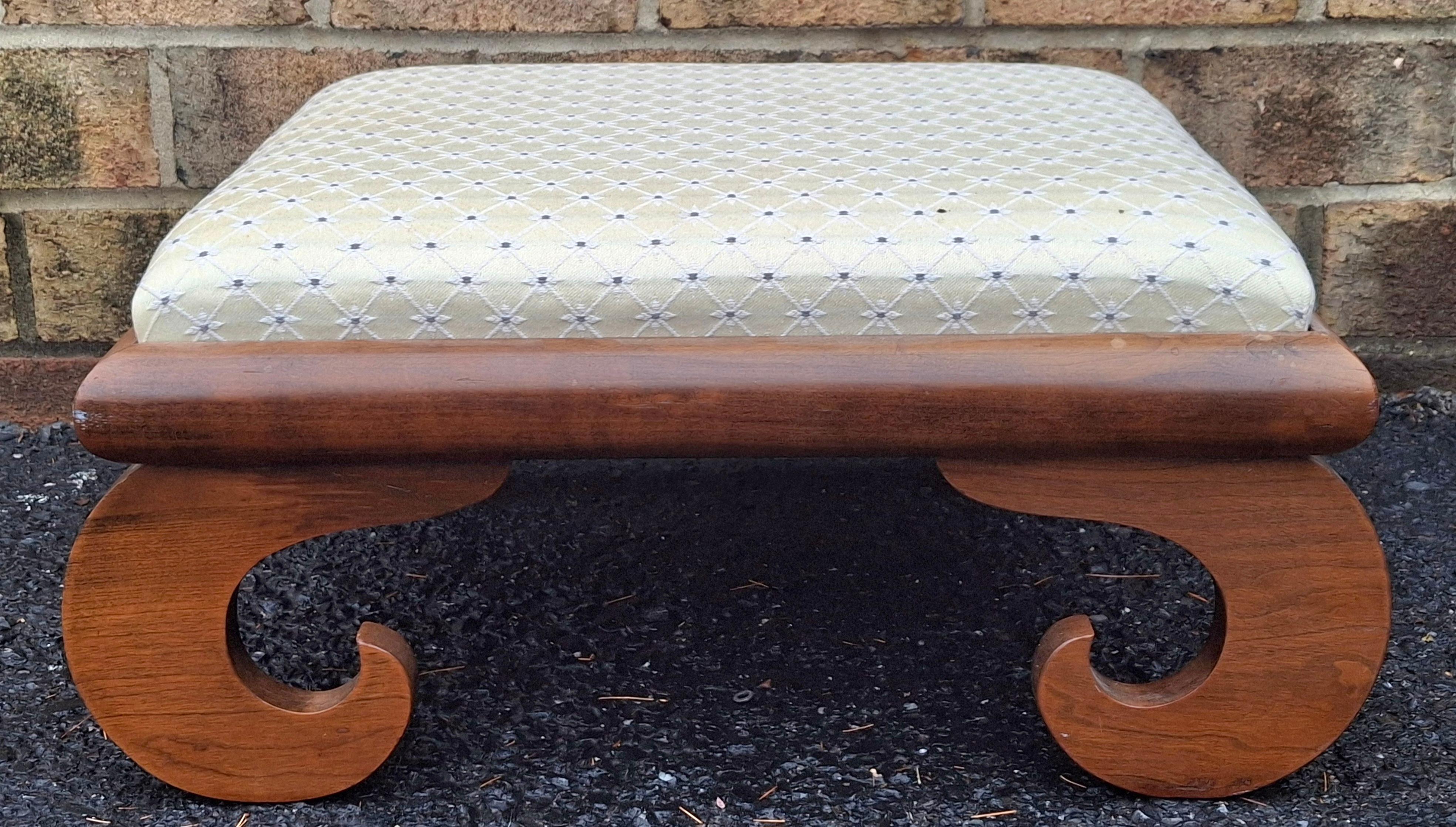 Tacheté Tabouret du début du 20e siècle en noyer et tapissé, pieds à volutes en vente