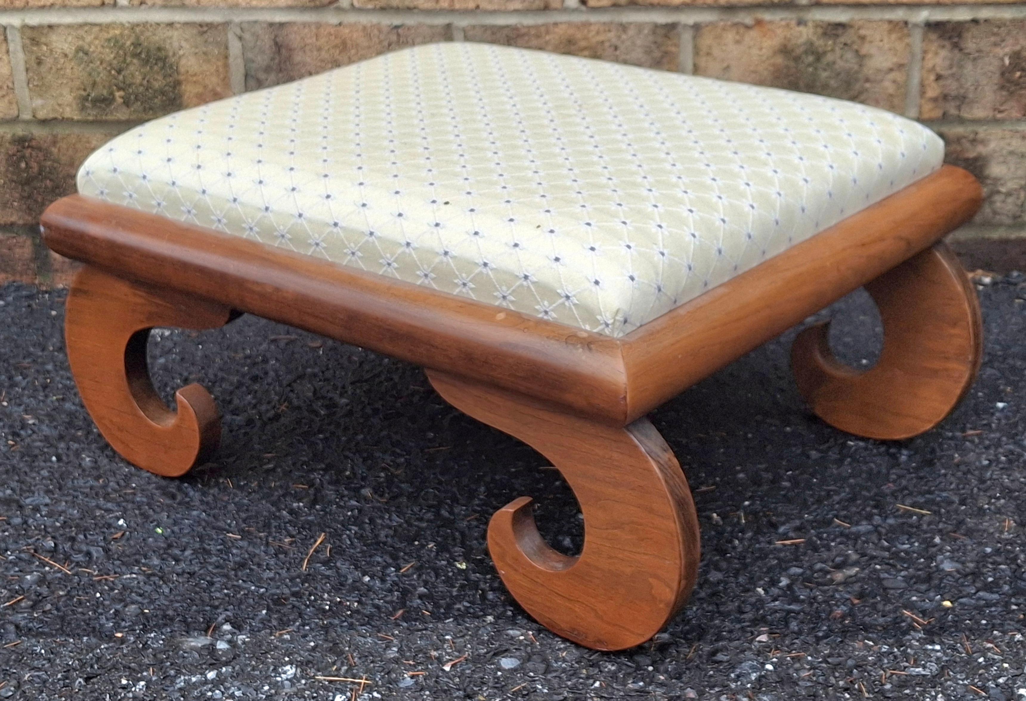 Tabouret du début du 20e siècle en noyer et tapissé, pieds à volutes Bon état - En vente à Germantown, MD