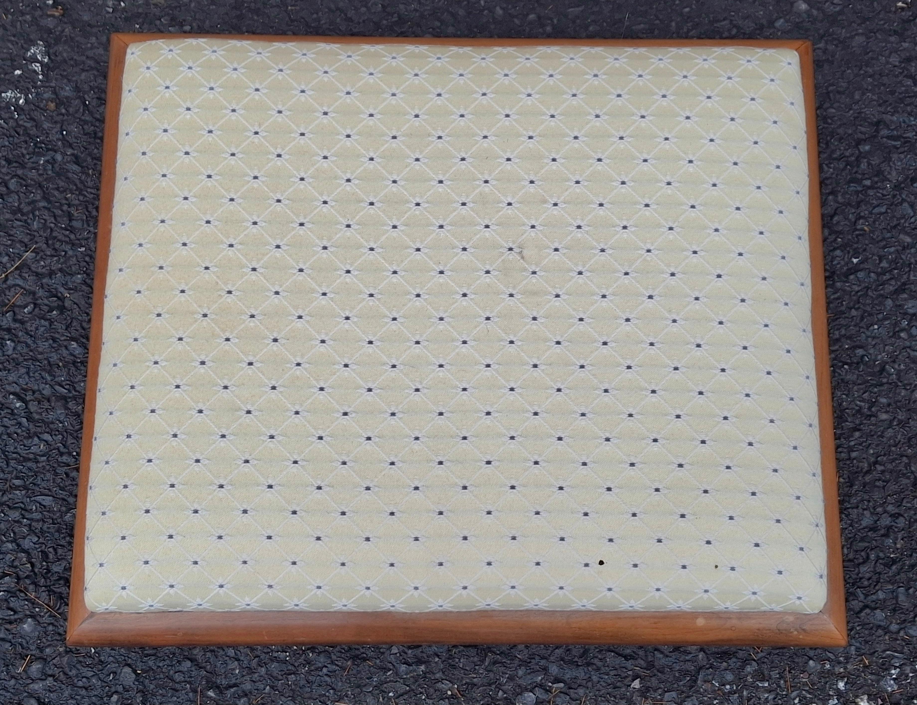 20ième siècle Tabouret du début du 20e siècle en noyer et tapissé, pieds à volutes en vente